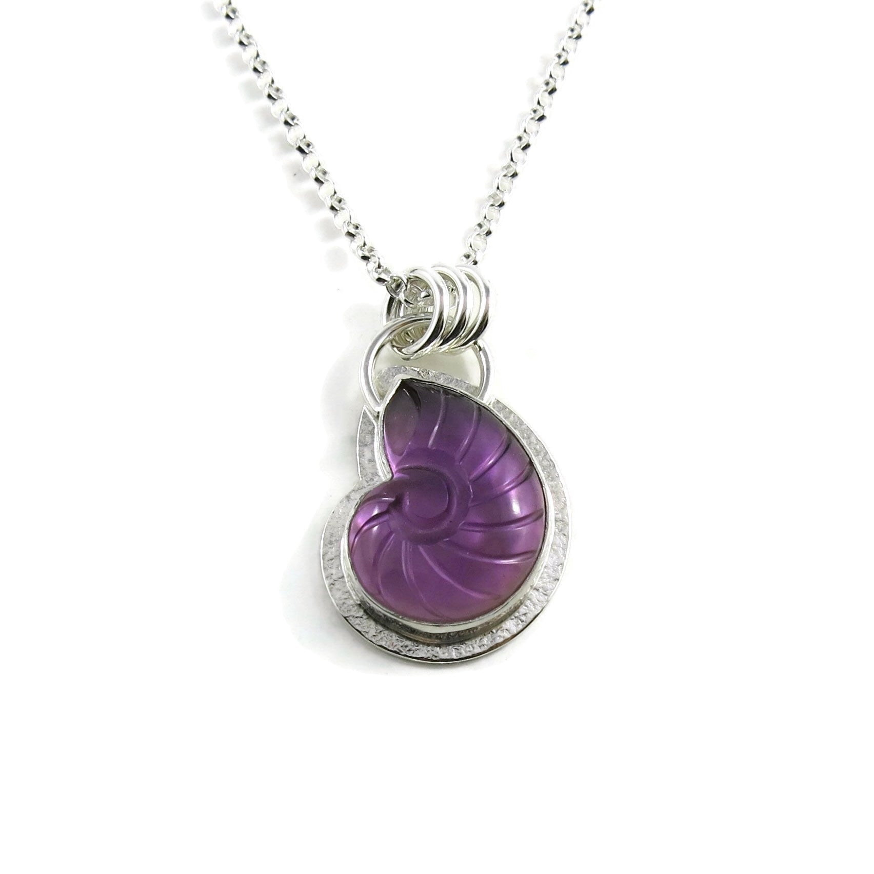 Pendentif ammonite sculpté en améthyste et nacre • Argent sterling