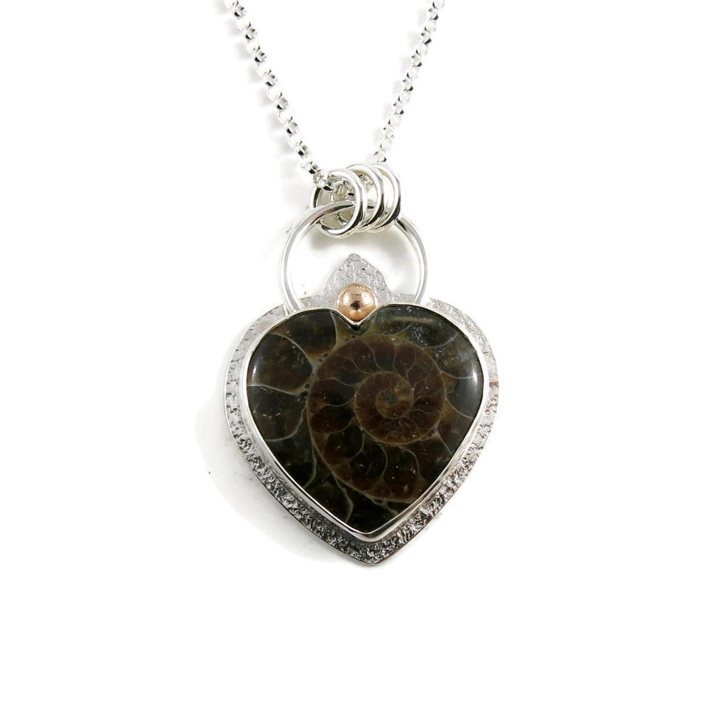 Collier cœur en ammonite fossile • Argent sterling et or 14 carats • Collection Fabulous Fossils