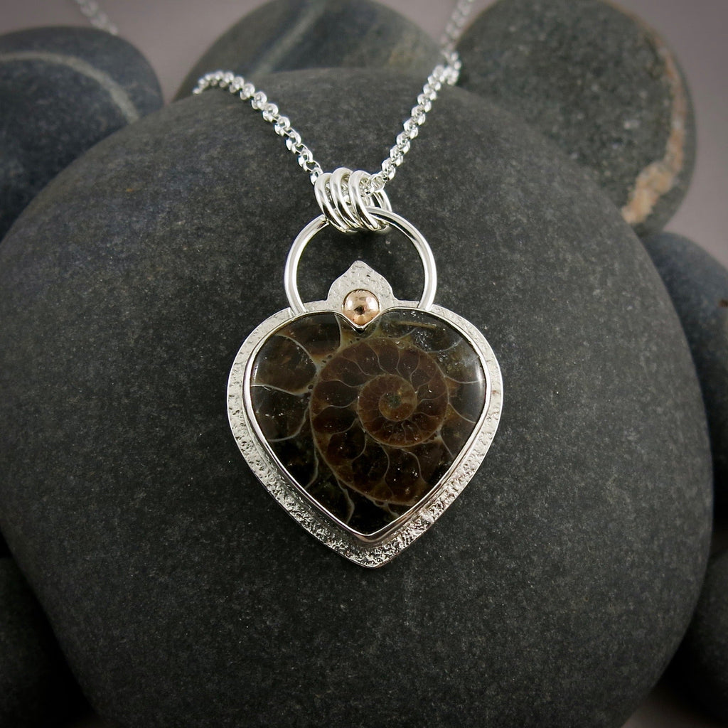 Collier cœur en ammonite fossile • Argent sterling et or 14 carats • Collection Fabulous Fossils