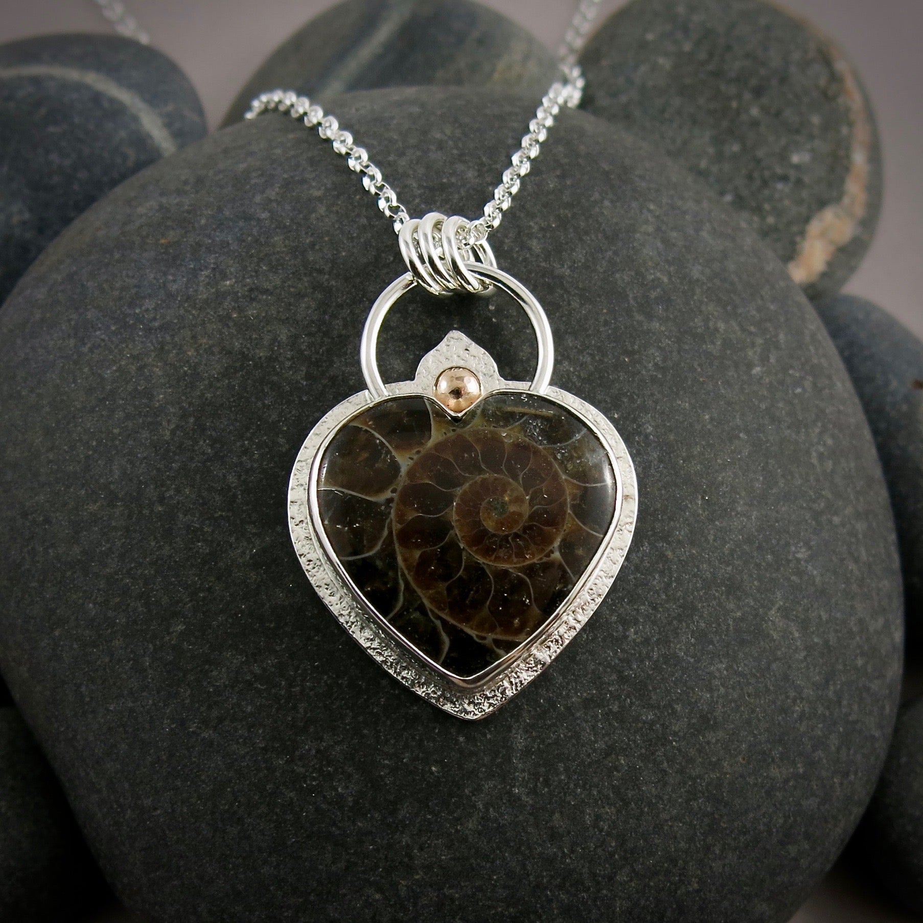 Collier cœur en ammonite fossile • Argent sterling et or 14 carats • Collection Fabulous Fossils