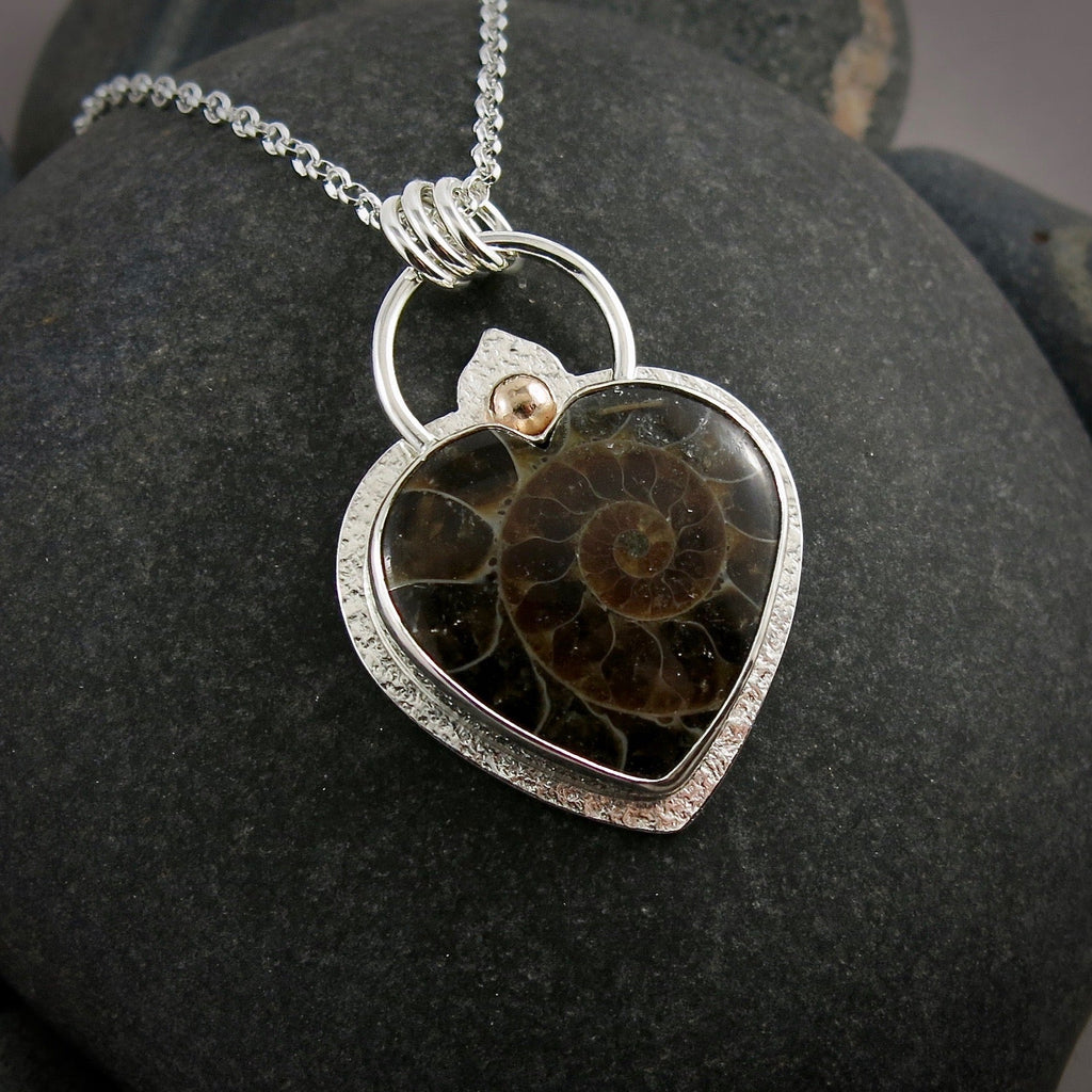 Collier cœur en ammonite fossile • Argent sterling et or 14 carats • Collection Fabulous Fossils