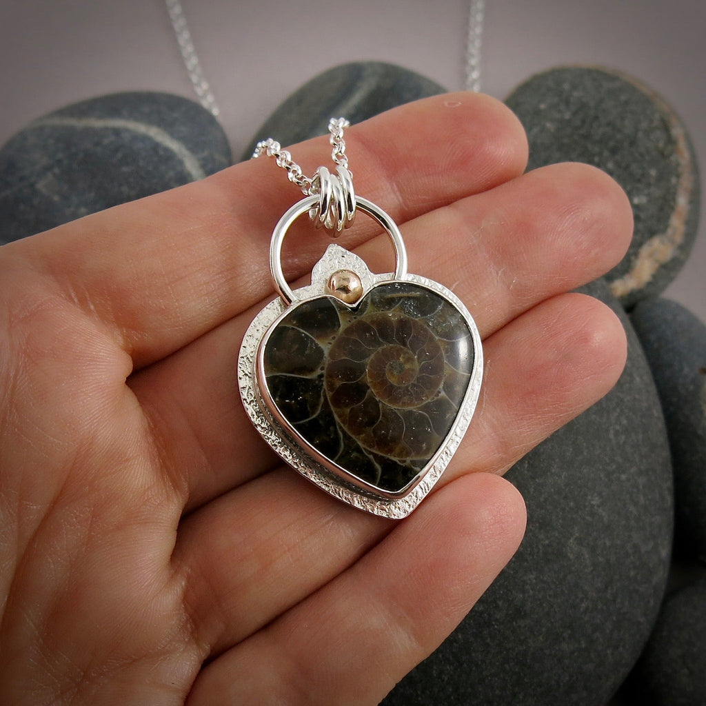 Collier cœur en ammonite fossile • Argent sterling et or 14 carats • Collection Fabulous Fossils