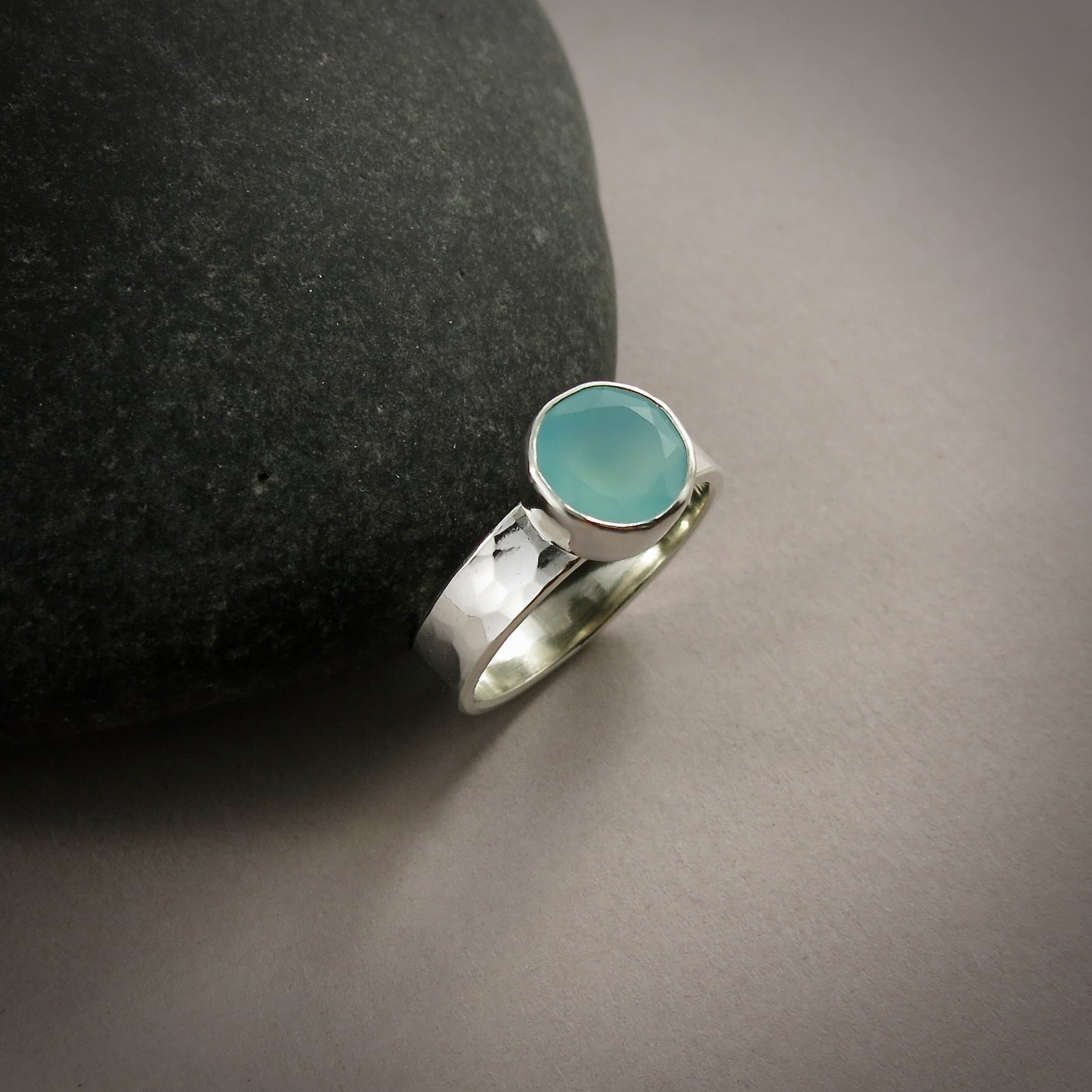 Bague en calcédoine aqua • Bague en calcédoine verte aqua ronde à facettes • Argent sterling • Taille 7
