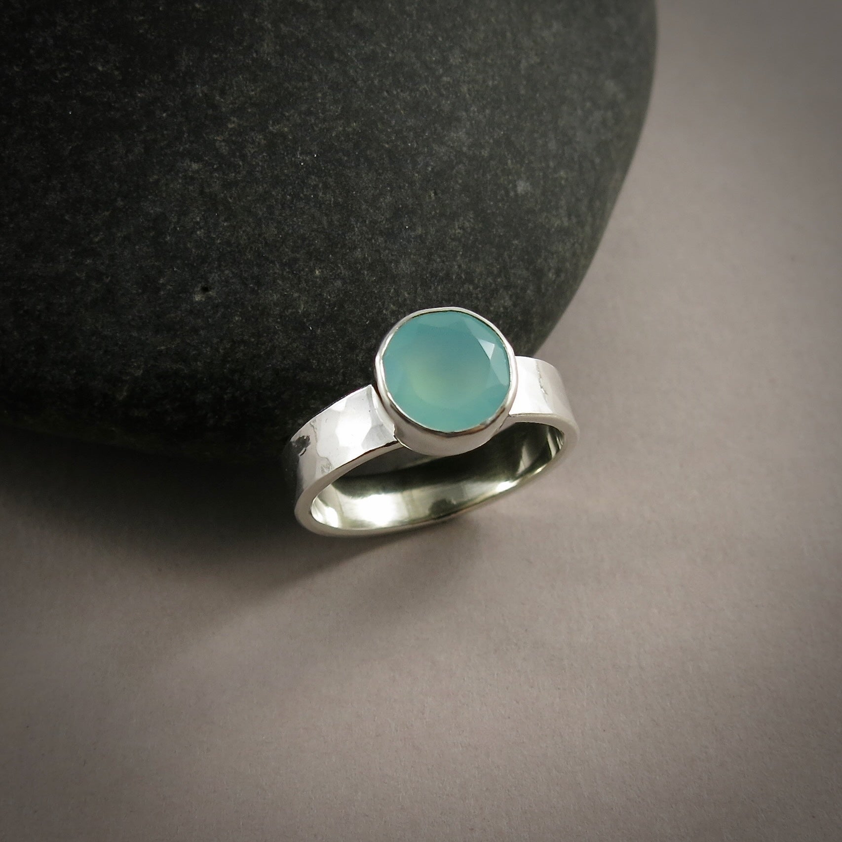 Bague en calcédoine aqua • Bague en calcédoine verte aqua ronde à facettes • Argent sterling • Taille 7