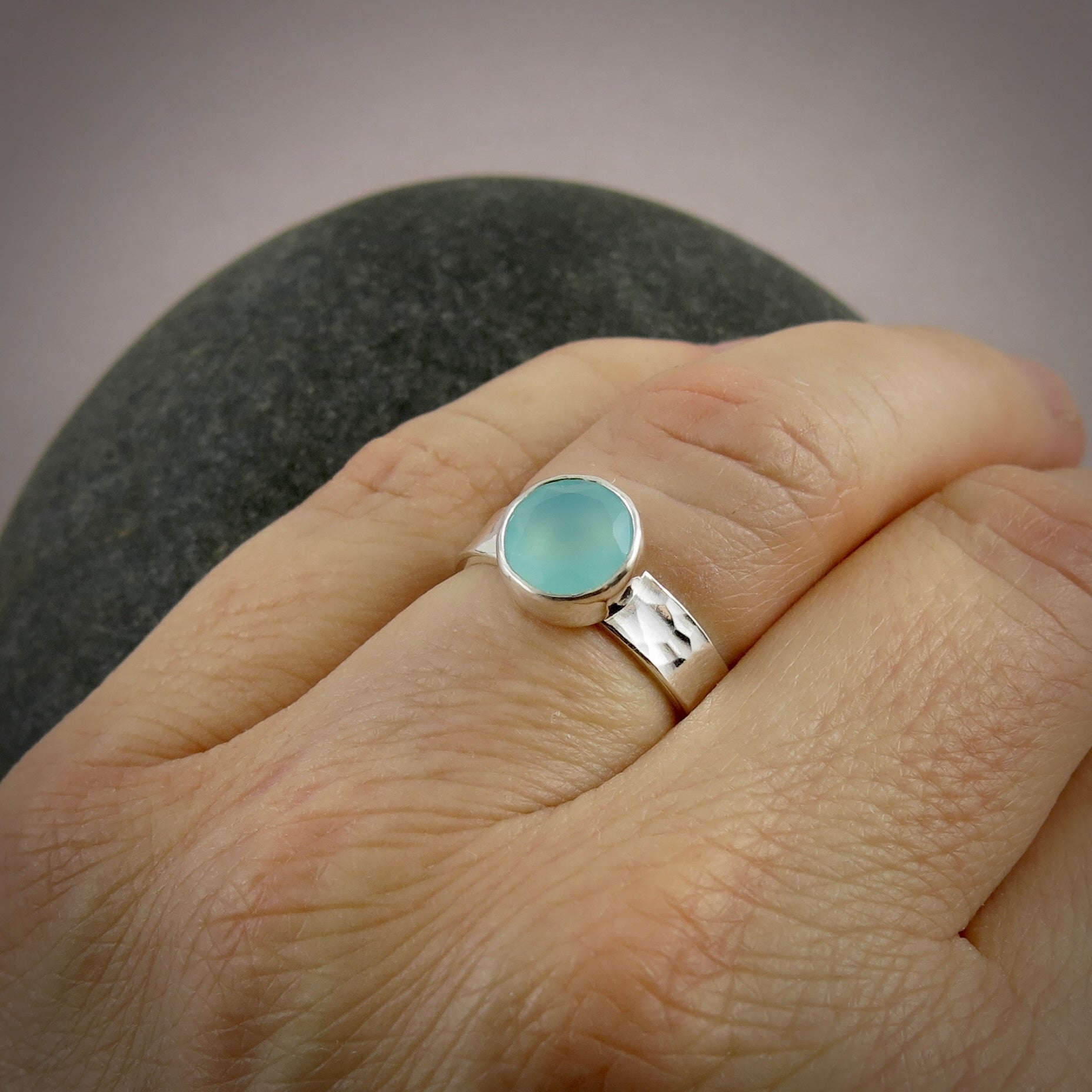 Bague en calcédoine aqua • Bague en calcédoine verte aqua ronde à facettes • Argent sterling • Taille 7