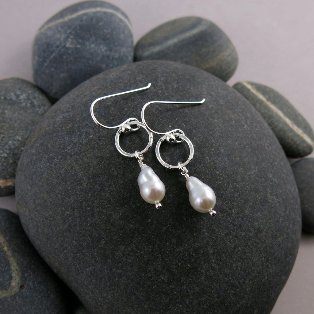 Boucles d'oreilles pendantes en argent clair avec perles baroques • Boucles d'oreilles pendantes à une seule perle en argent sterling