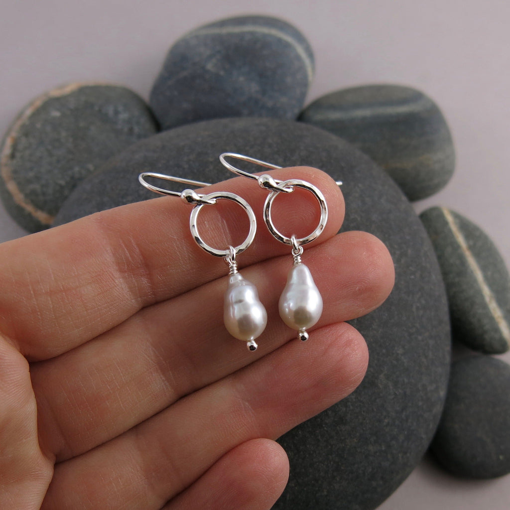 Boucles d'oreilles pendantes en argent clair avec perles baroques • Boucles d'oreilles pendantes à une seule perle en argent sterling