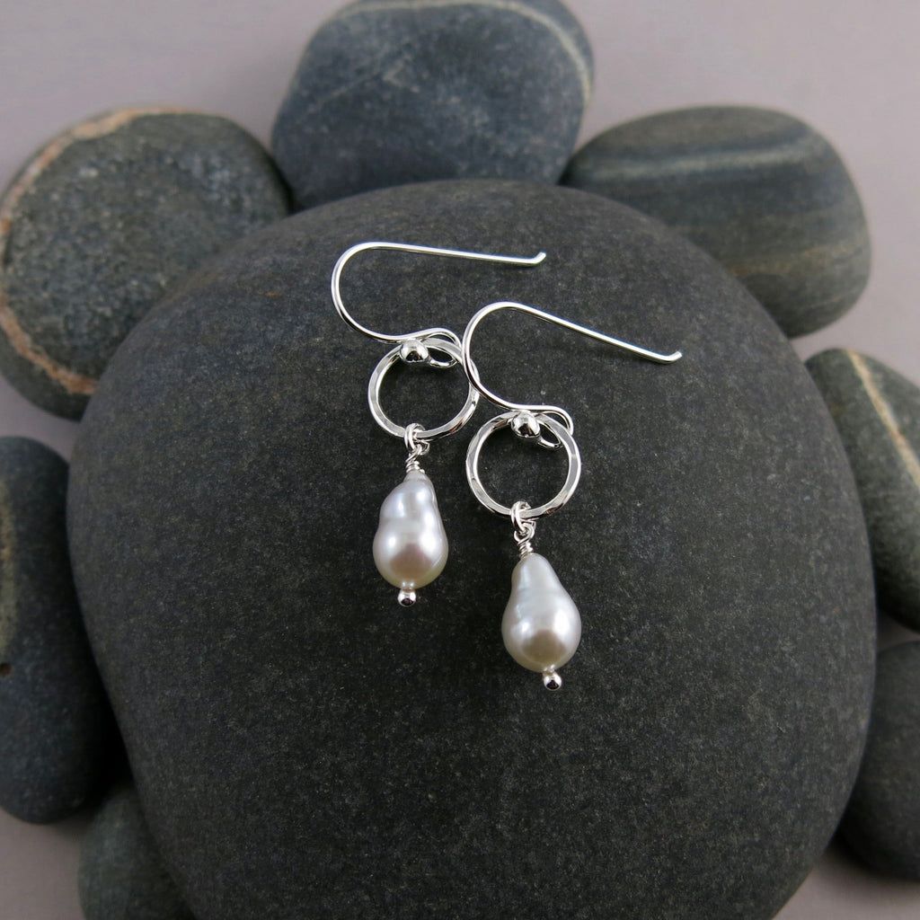 Boucles d'oreilles pendantes en argent clair avec perles baroques • Boucles d'oreilles pendantes à une seule perle en argent sterling