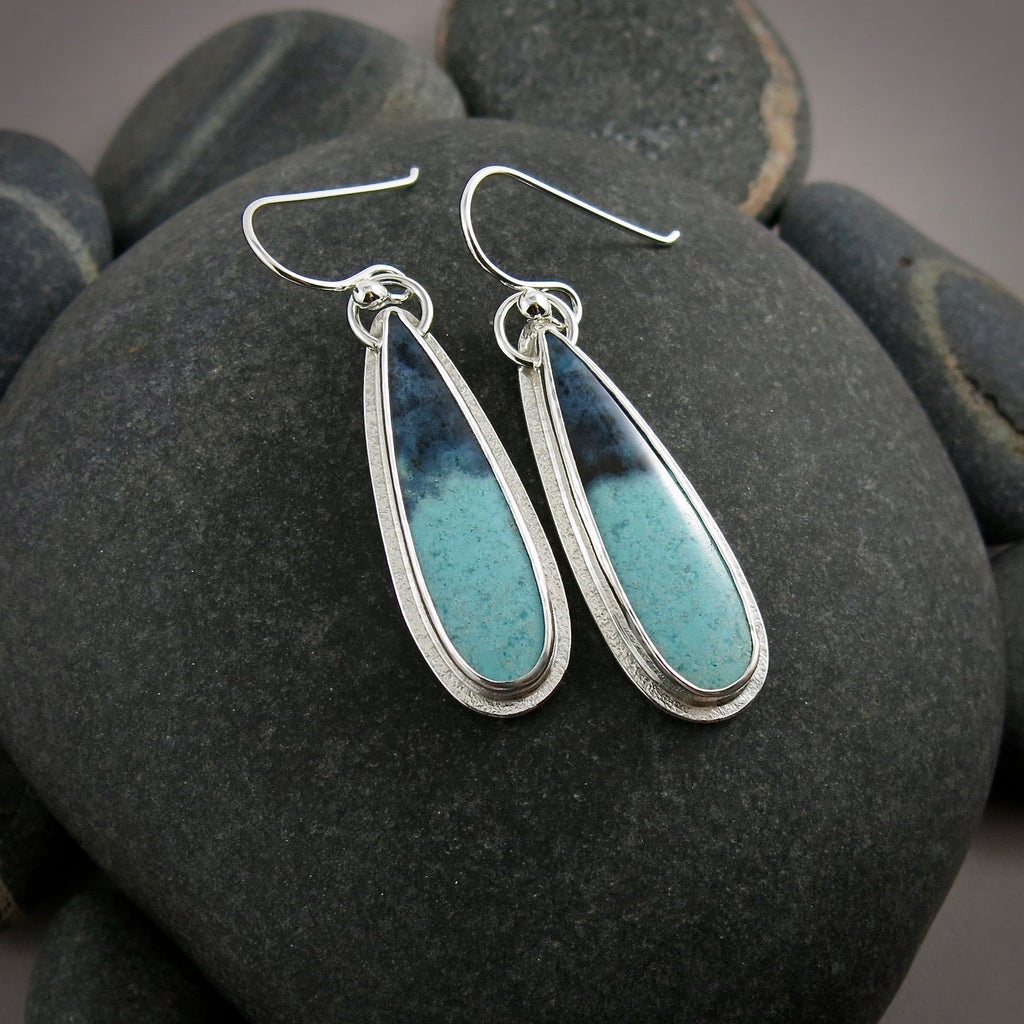 Boucles d'oreilles en bois fossile bleu bicolore • Argent sterling • Collection Fabulous Fossils