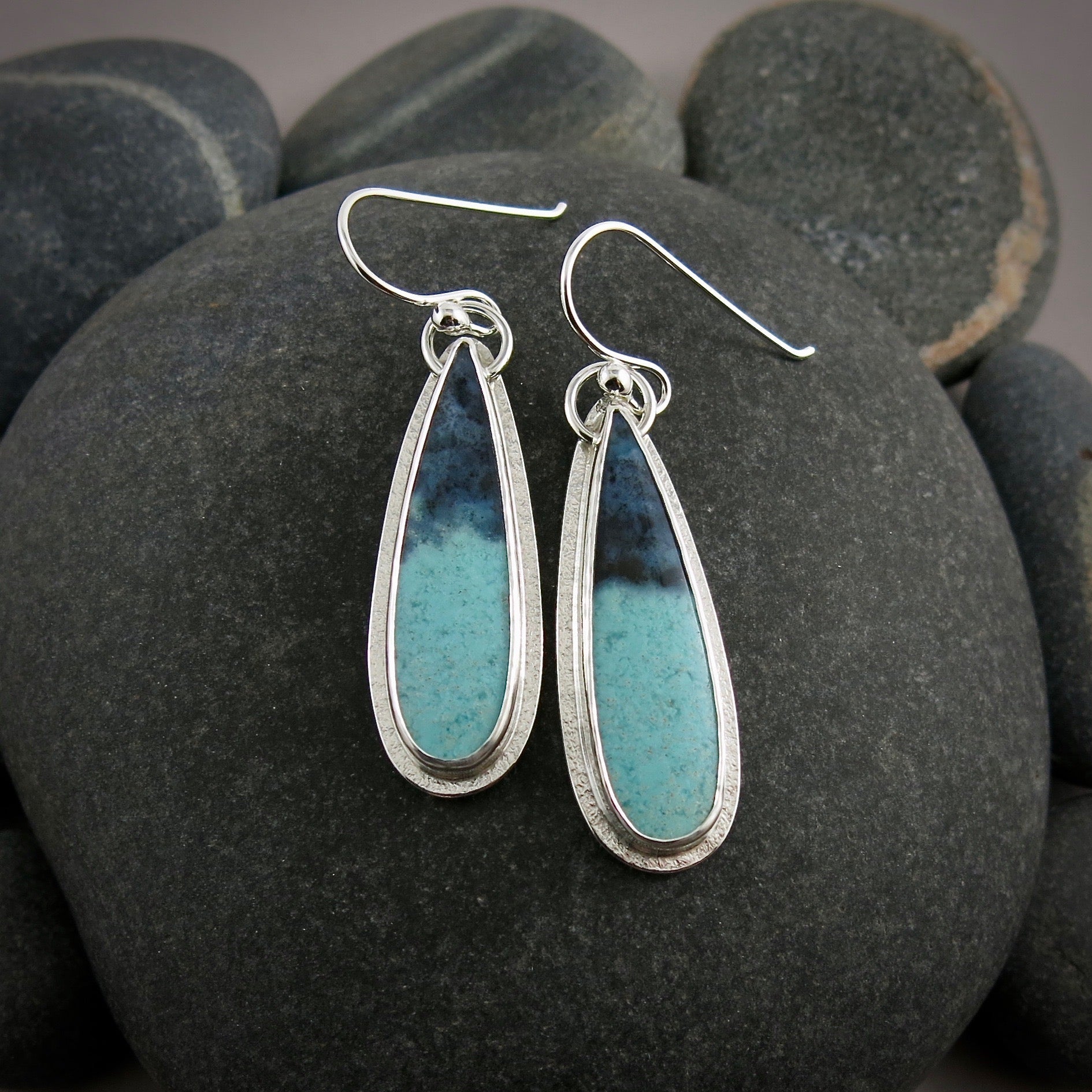 Boucles d'oreilles en bois fossile bleu bicolore • Argent sterling • Collection Fabulous Fossils