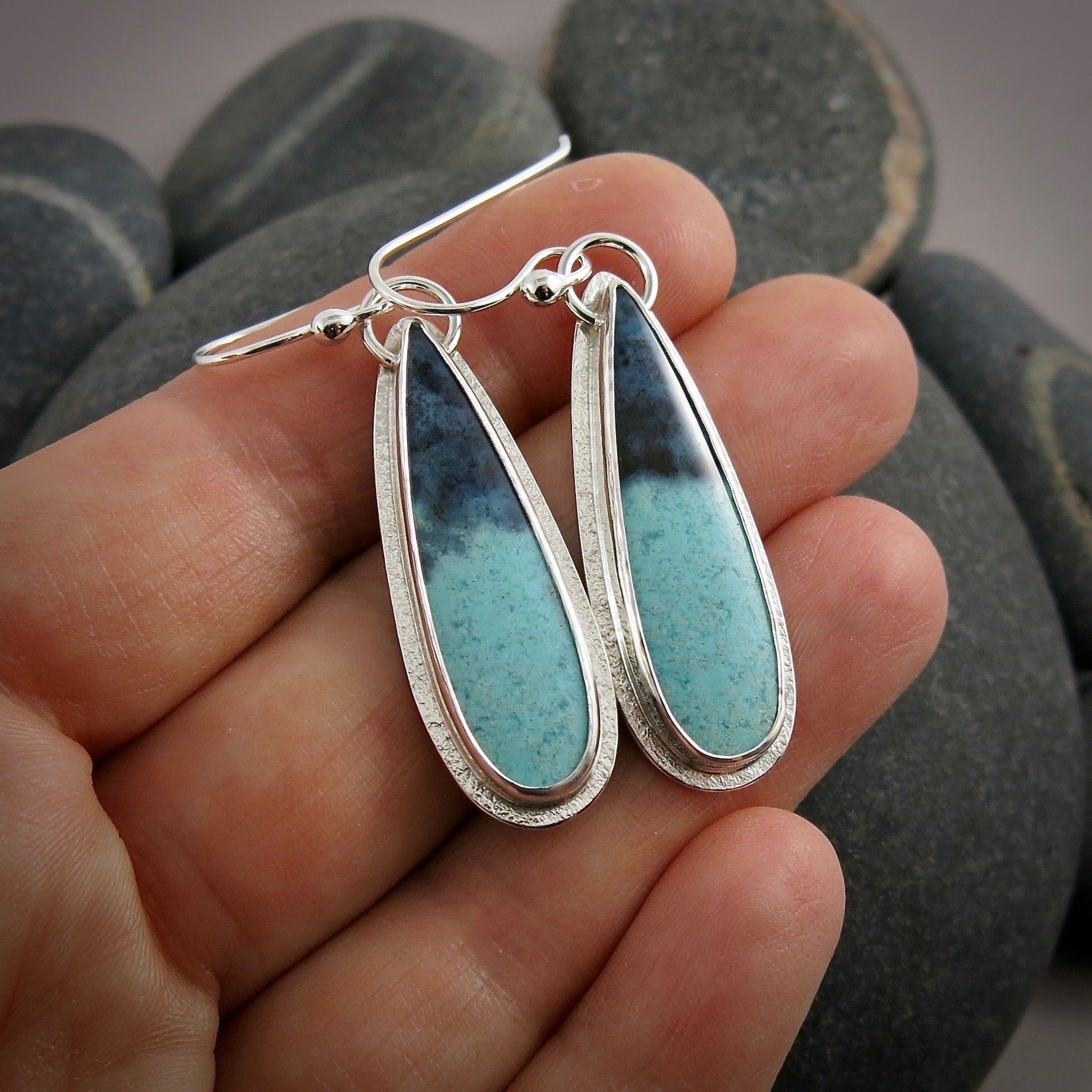 Boucles d'oreilles en bois fossile bleu bicolore • Argent sterling • Collection Fabulous Fossils