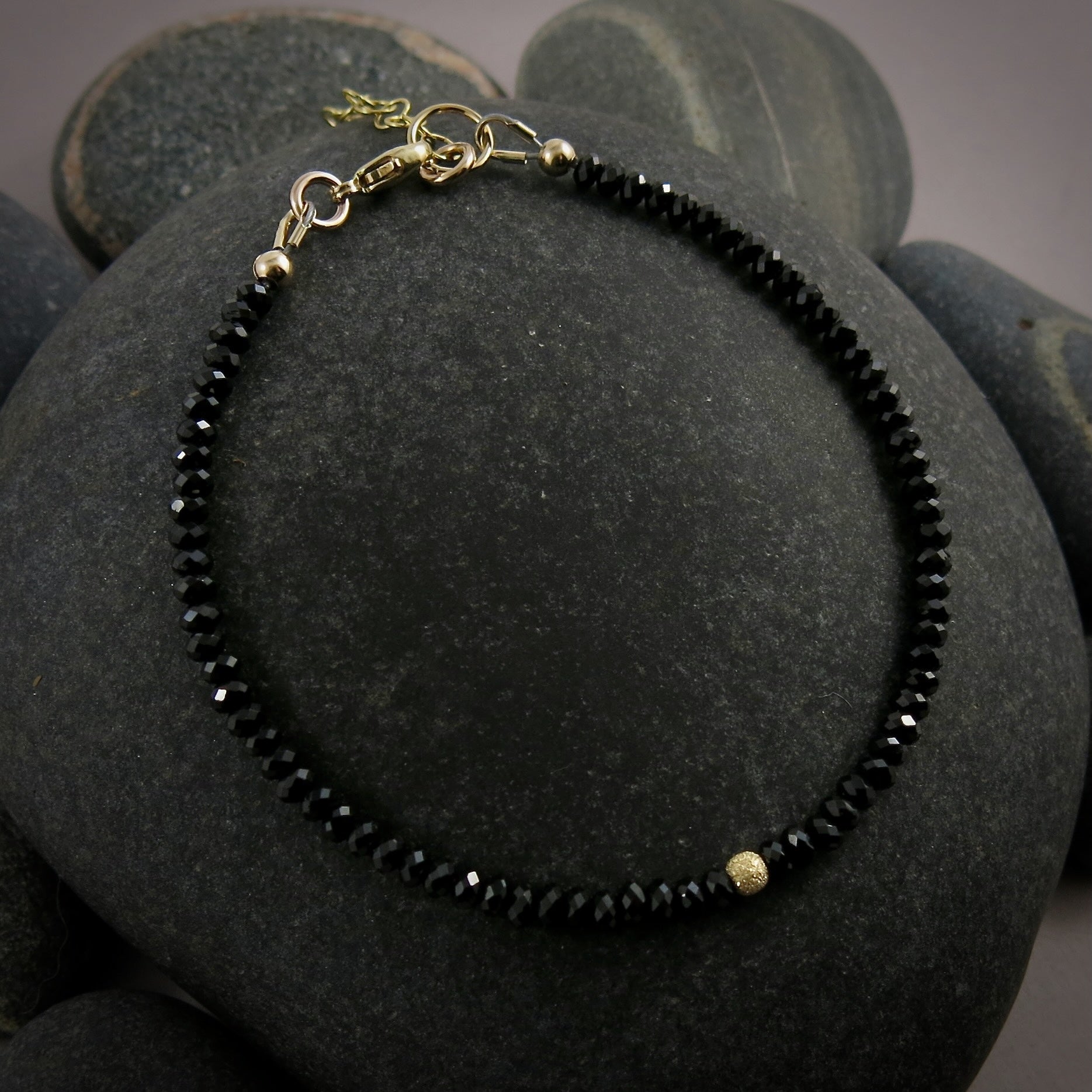 Bracelet réglable en perles de spinelle noir • Or 14 carats ou argent sterling