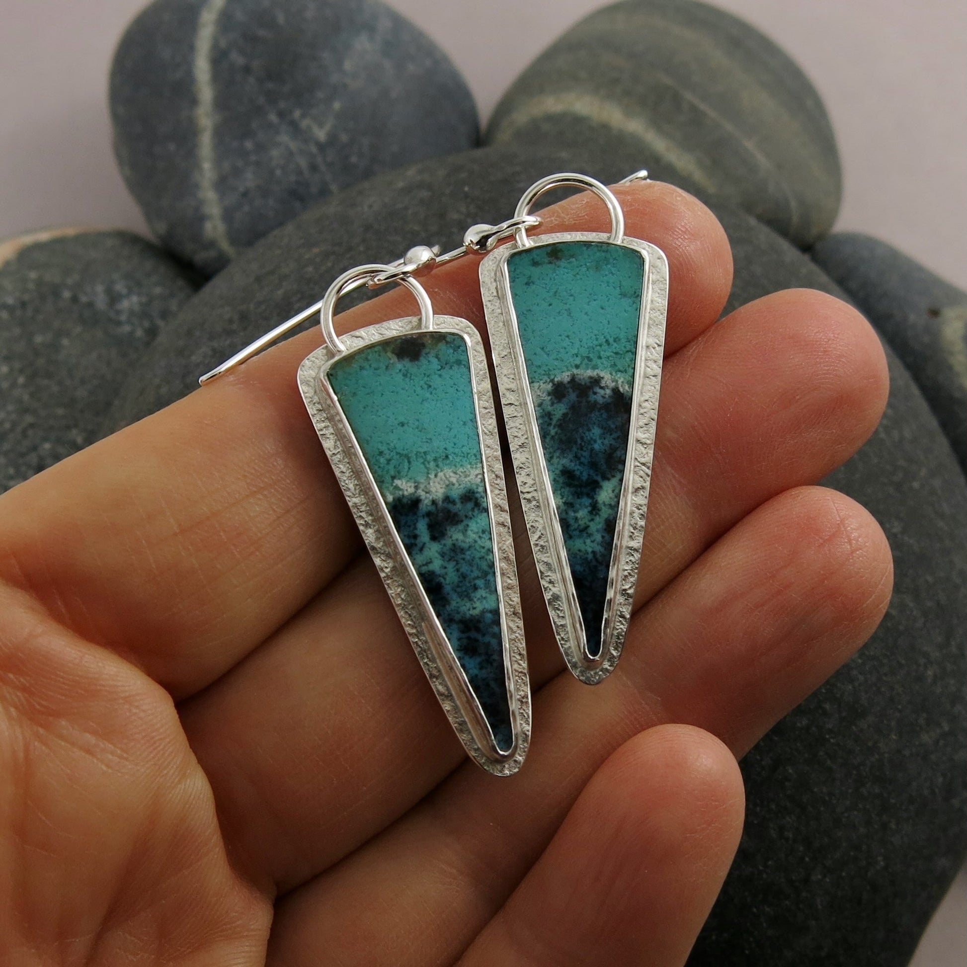 Superbes boucles d'oreilles en bois fossile opalisé bleu • Argent sterling