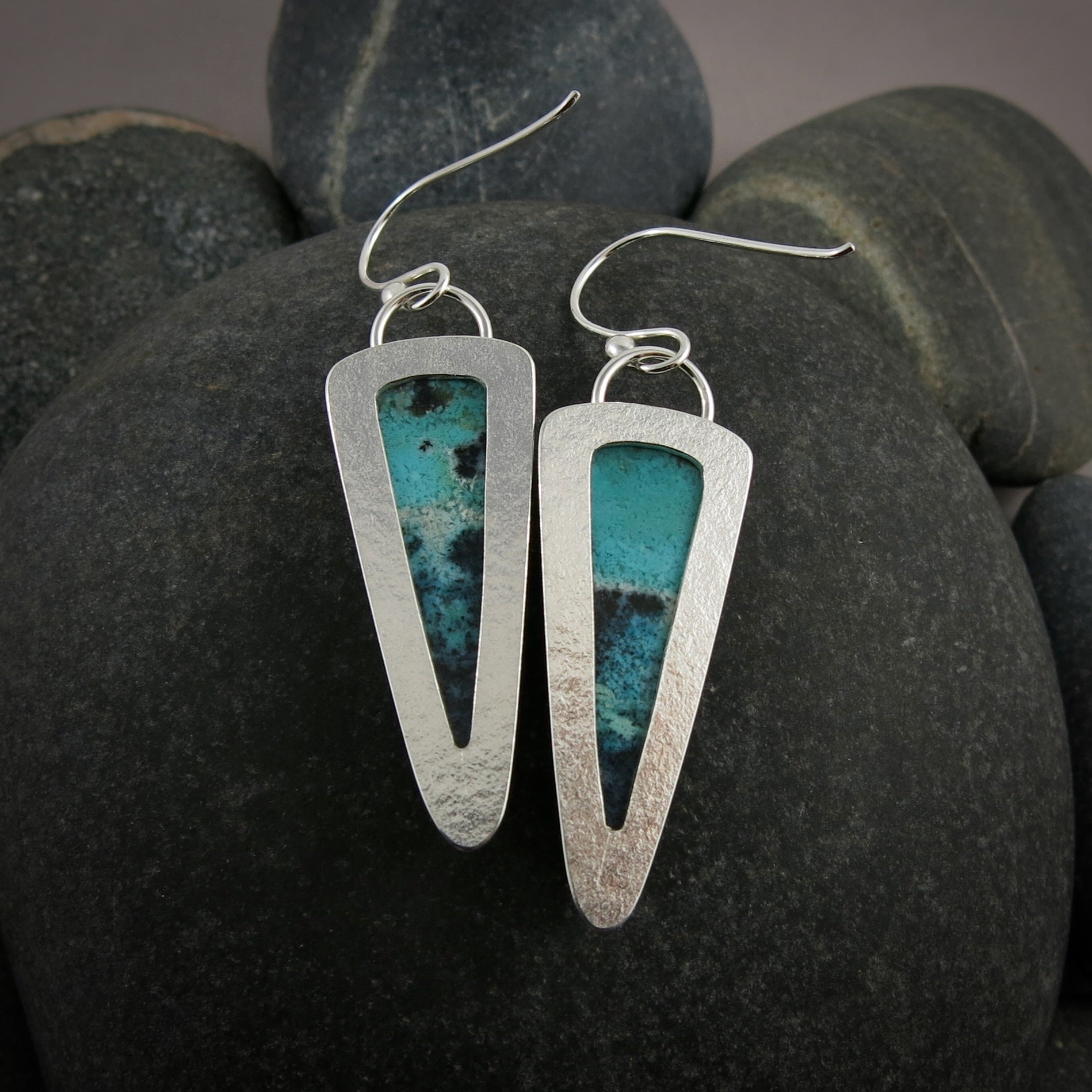 Superbes boucles d'oreilles en bois fossile opalisé bleu • Argent sterling