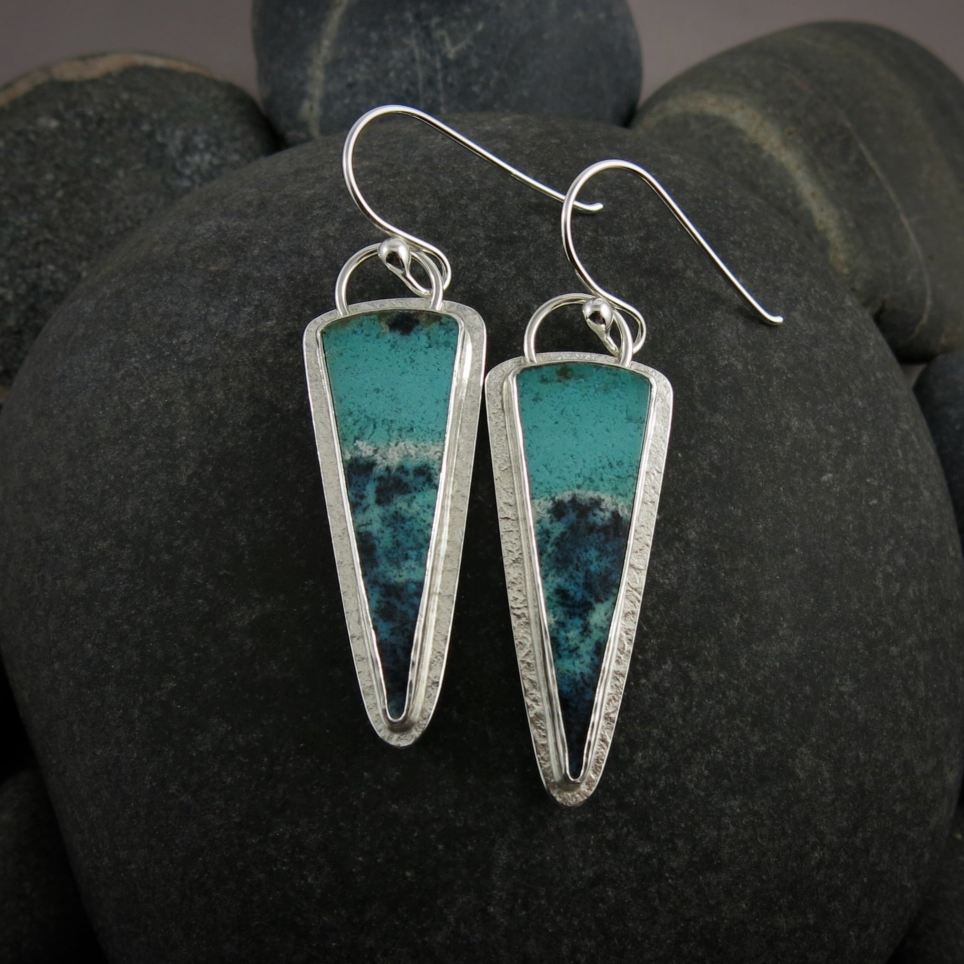 Superbes boucles d'oreilles en bois fossile opalisé bleu • Argent sterling
