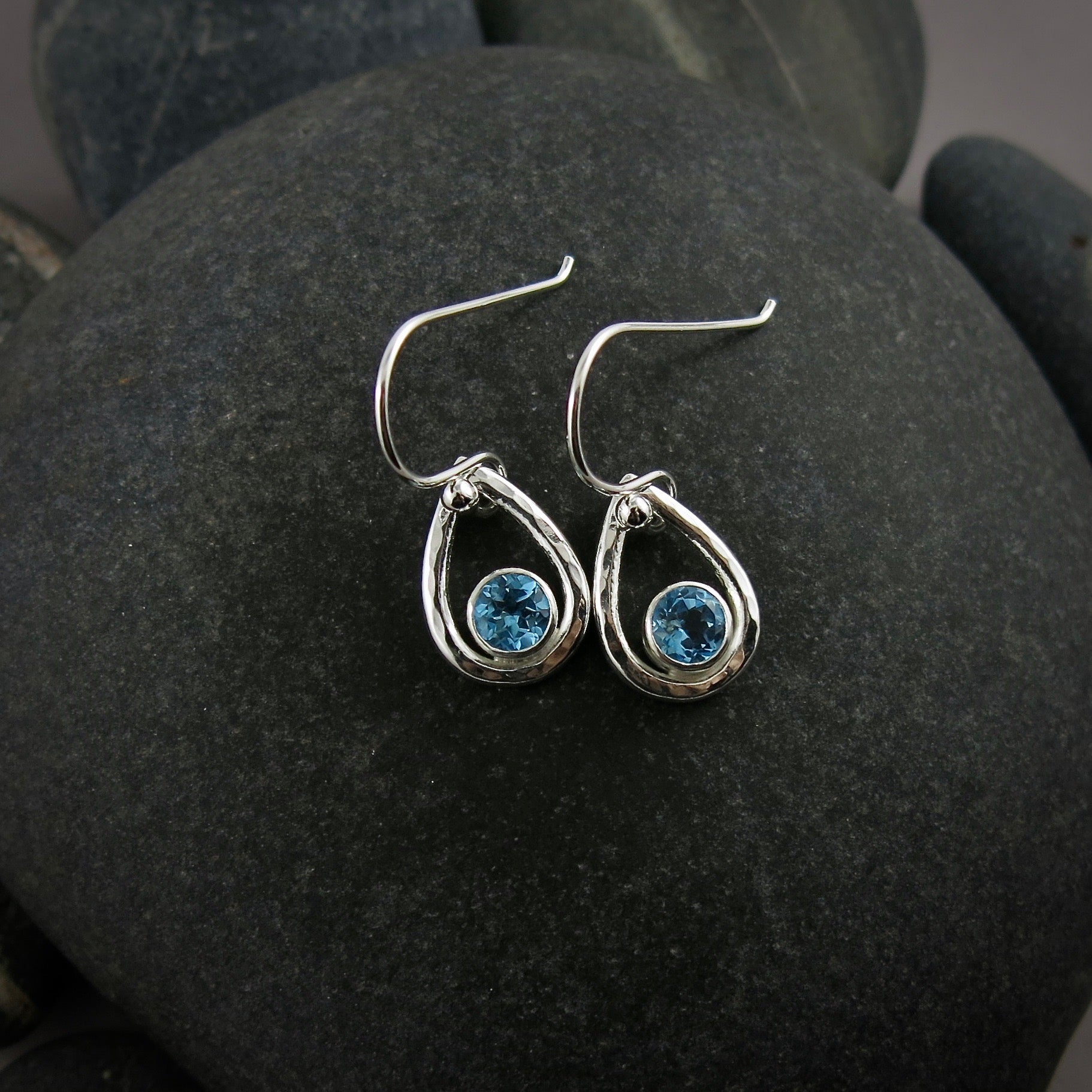 Boucles d'oreilles goutte de pluie en topaze bleue • Argent sterling