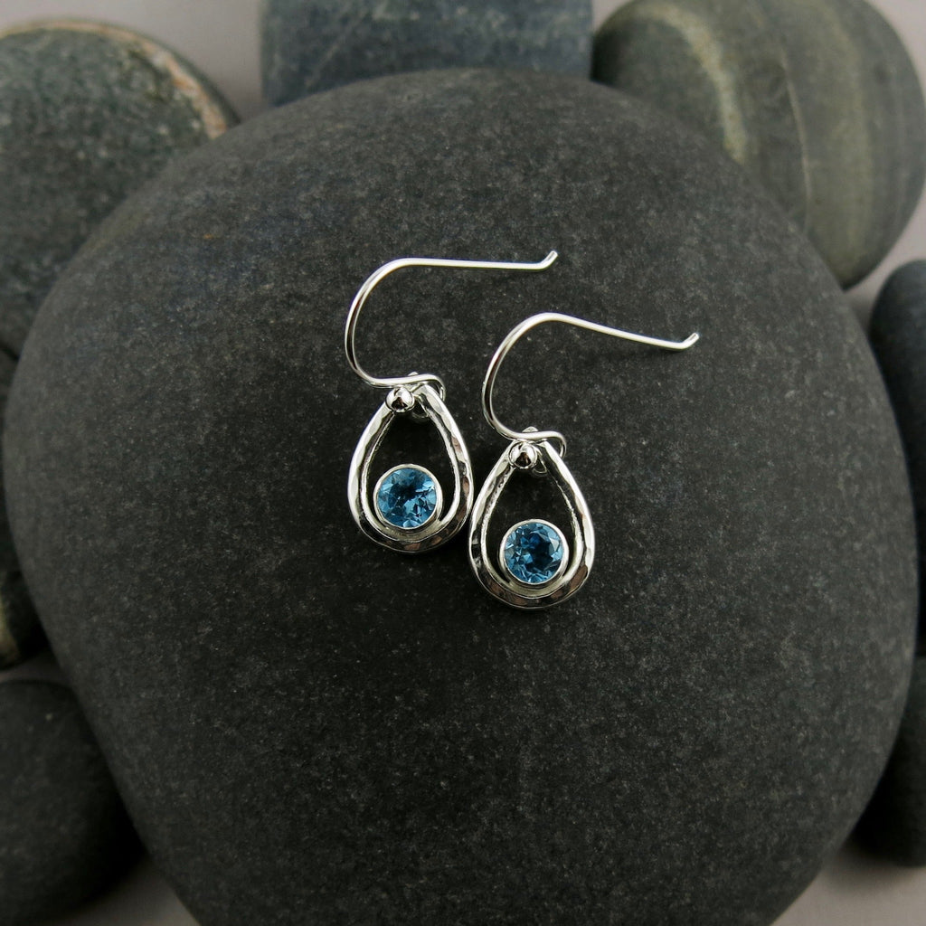 Boucles d'oreilles goutte de pluie en topaze bleue • Argent sterling