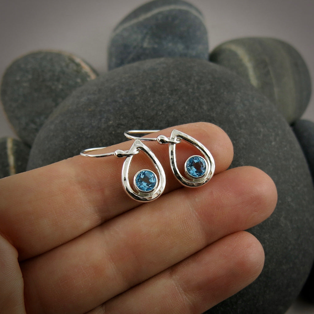 Boucles d'oreilles goutte de pluie en topaze bleue • Argent sterling