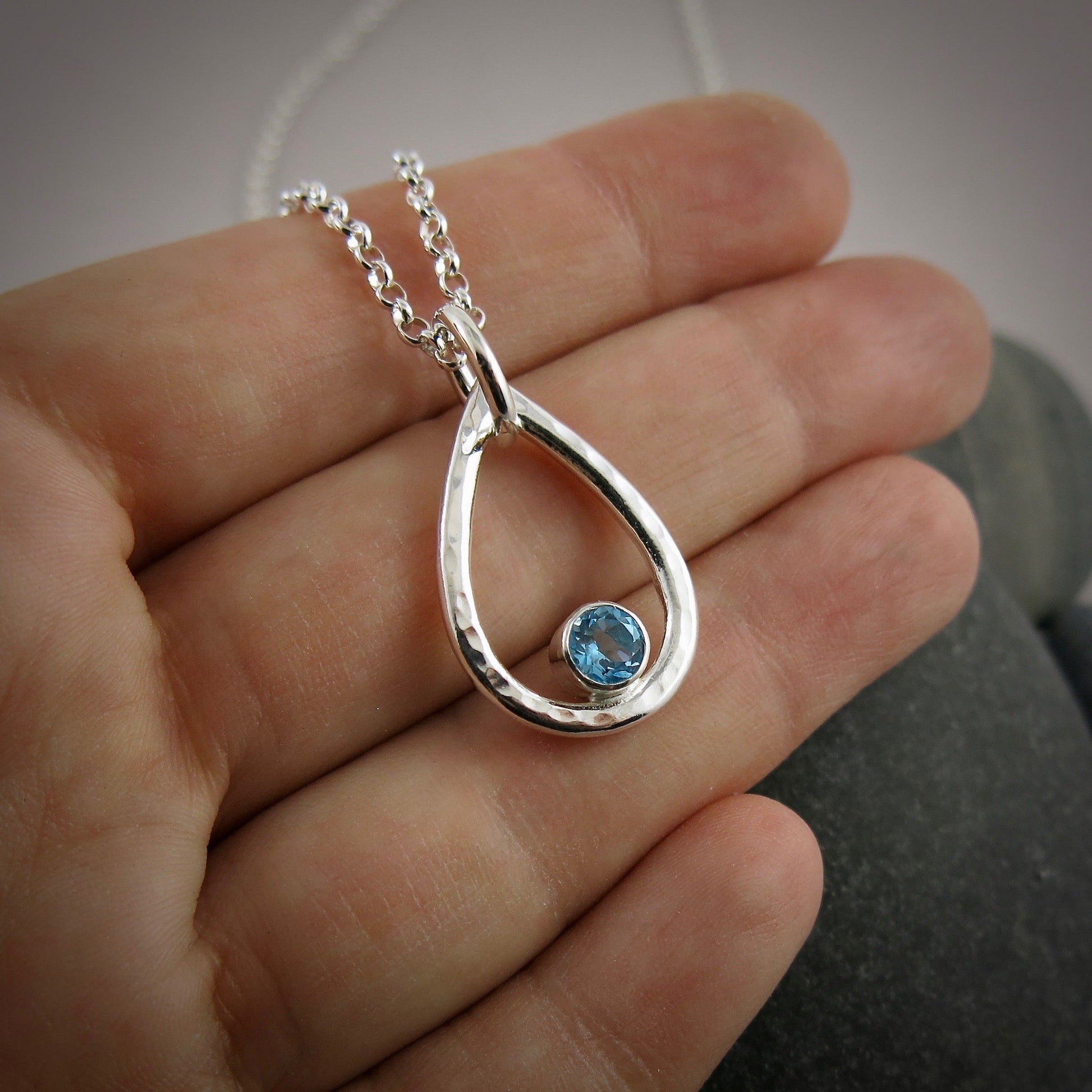 Collier goutte de pluie en topaze bleue • Argent sterling