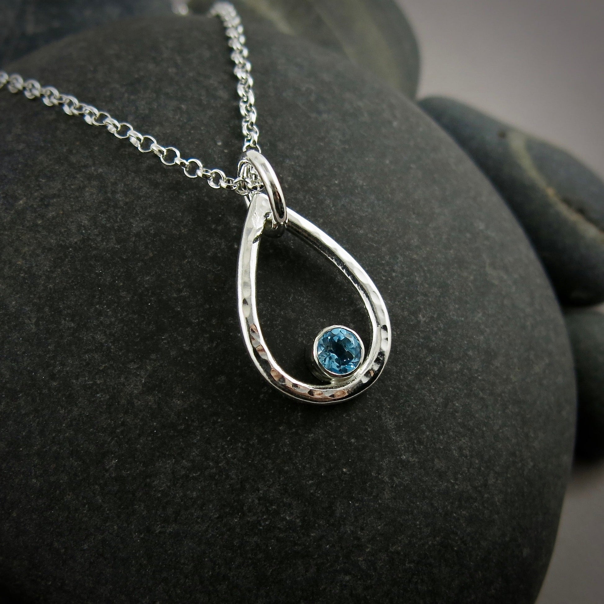 Collier goutte de pluie en topaze bleue • Argent sterling