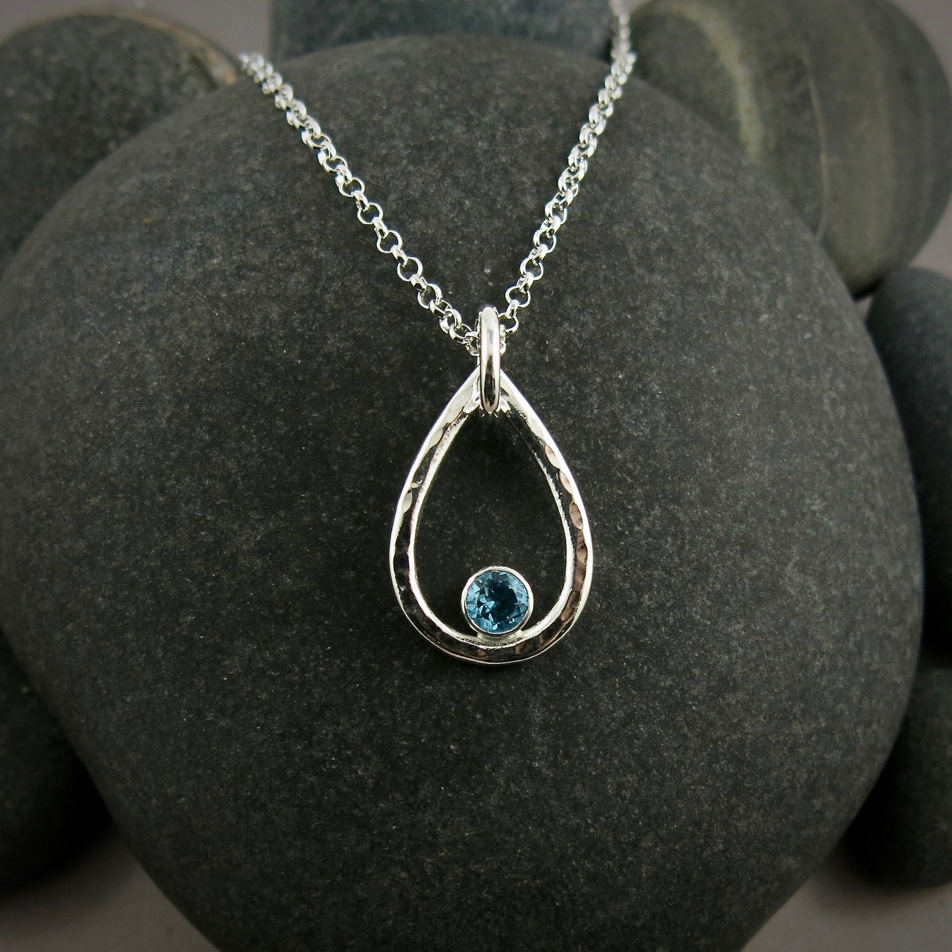 Collier goutte de pluie en topaze bleue • Argent sterling