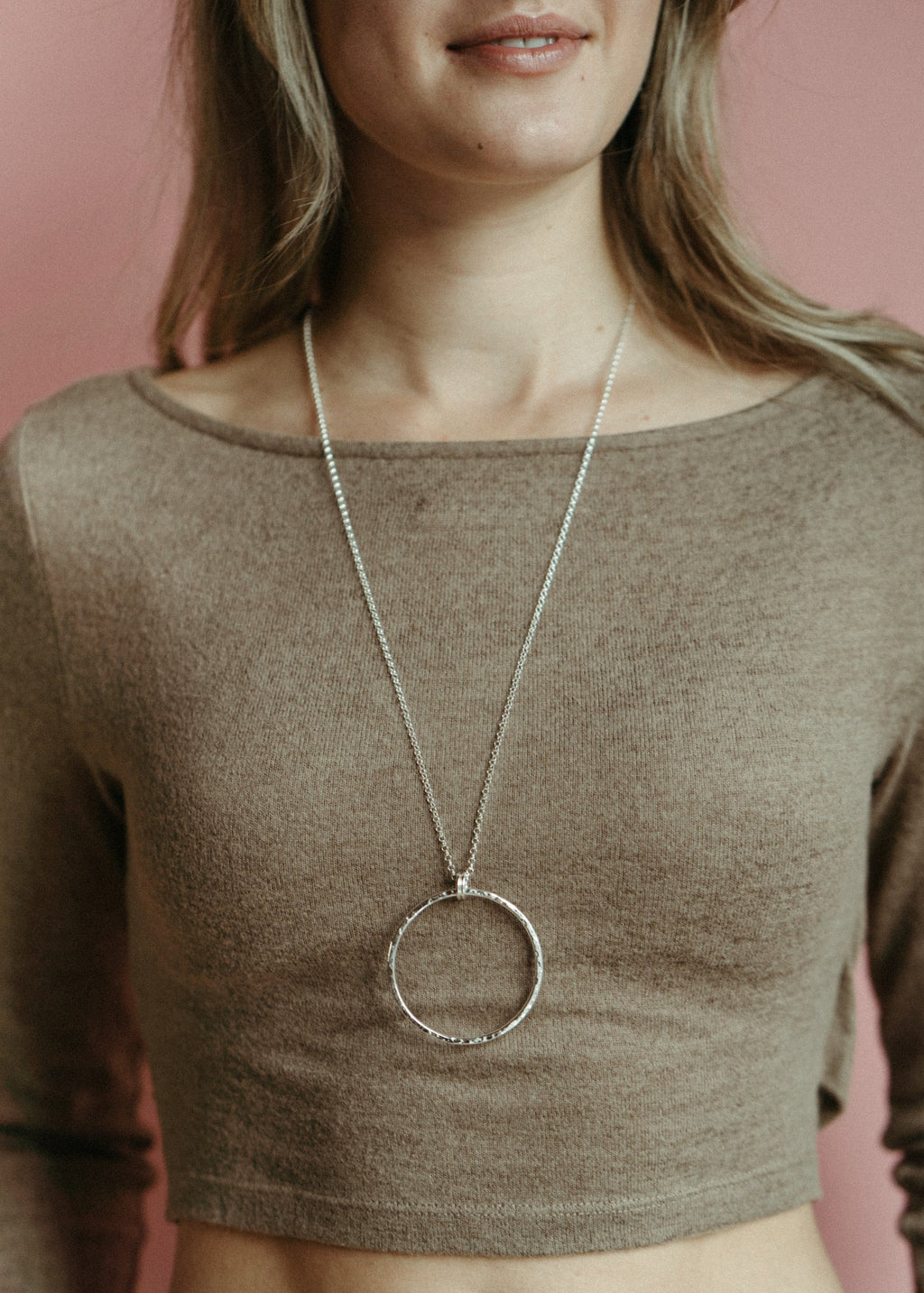 Collier Breathe • Collier texturé à grand cercle ouvert en argent sterling avec longue chaîne rolo en argent de 30 pouces