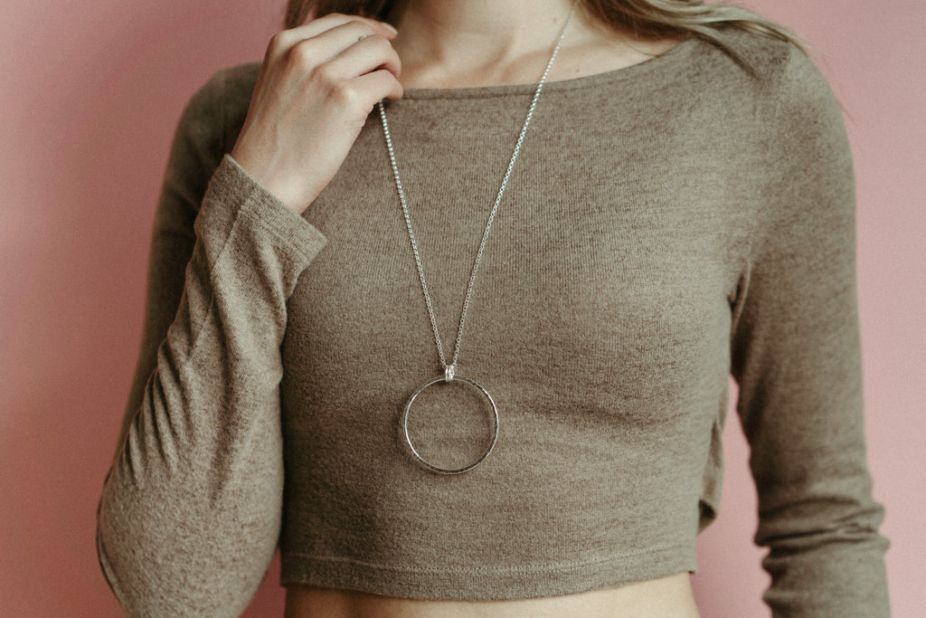 Collier Breathe • Collier texturé à grand cercle ouvert en argent sterling avec longue chaîne rolo en argent de 30 pouces