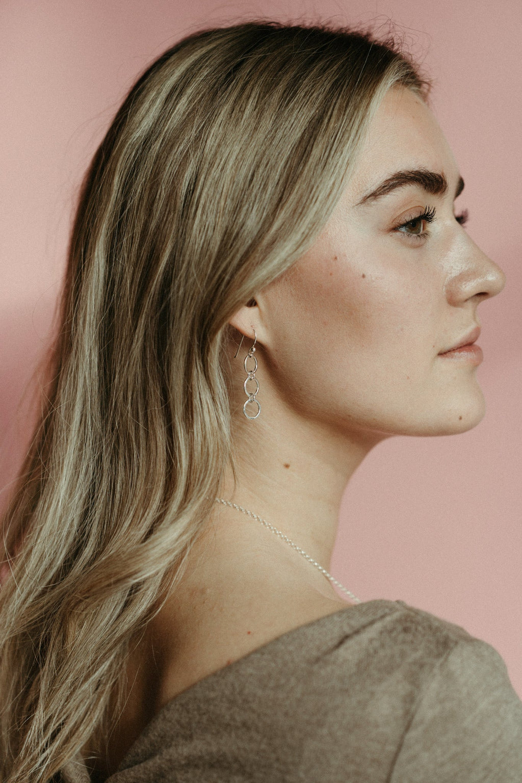 Boucles d'oreilles pendantes Breathe Trio • Pendentifs en forme de cercle ouvert en argent sterling texturé martelé