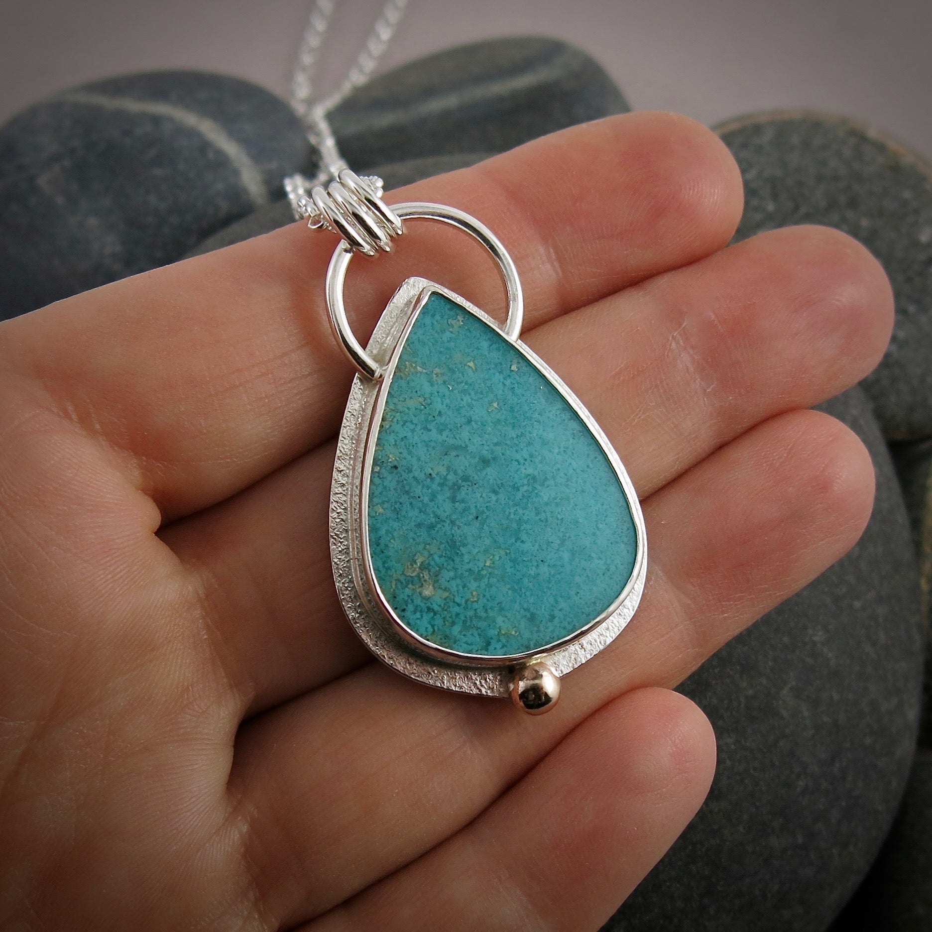 Collier en bois fossile opalisé bleu tropical • Argent sterling, or 14 carats • Collection Fabulous Fossils