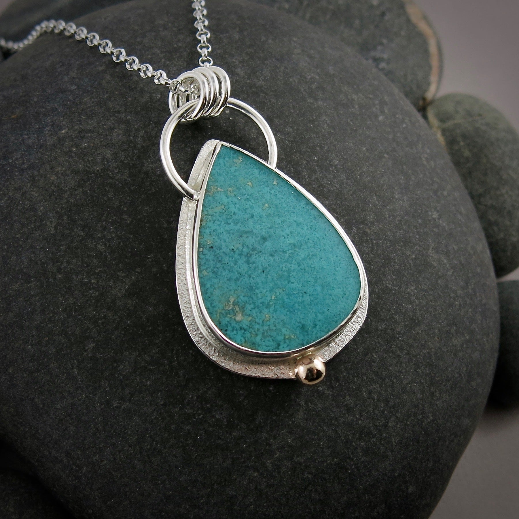 Collier en bois fossile opalisé bleu tropical • Argent sterling, or 14 carats • Collection Fabulous Fossils