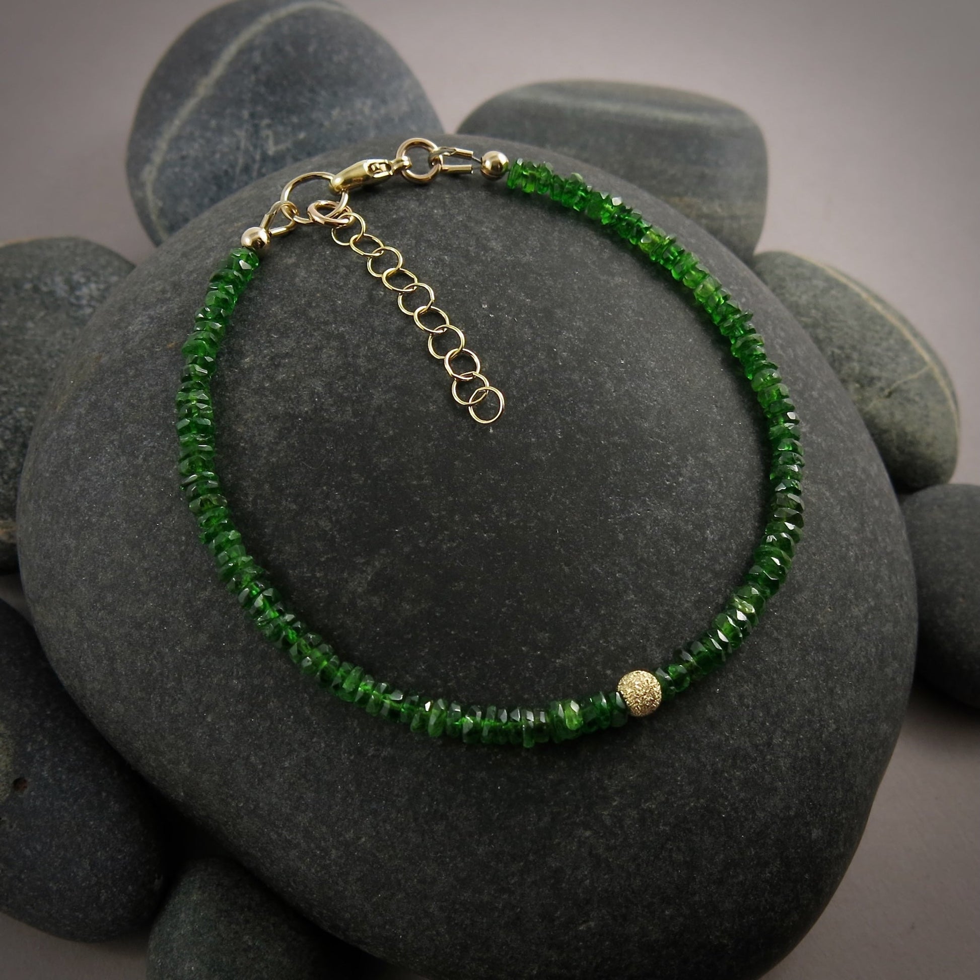 Bracelet réglable en perles de diopside chromée vert électrique • Or 14 carats ou argent sterling