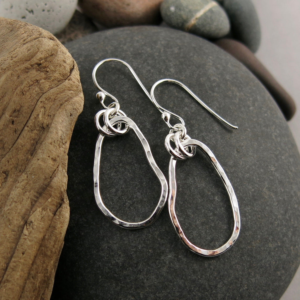 Boucles d'oreilles classiques Coast • Pendantes en argent sterling texturées à marteau