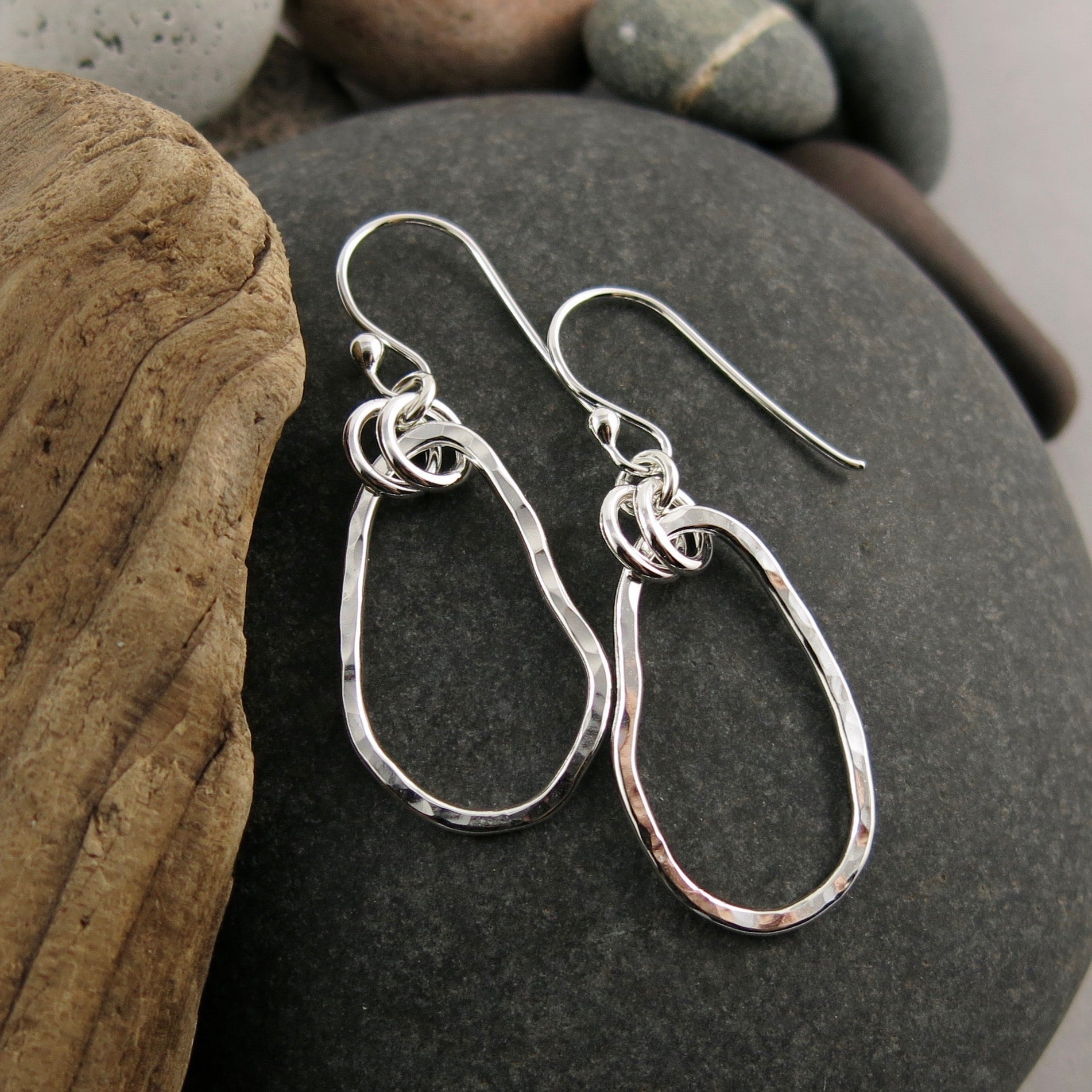 Boucles d'oreilles classiques Coast • Pendantes en argent sterling texturées à marteau