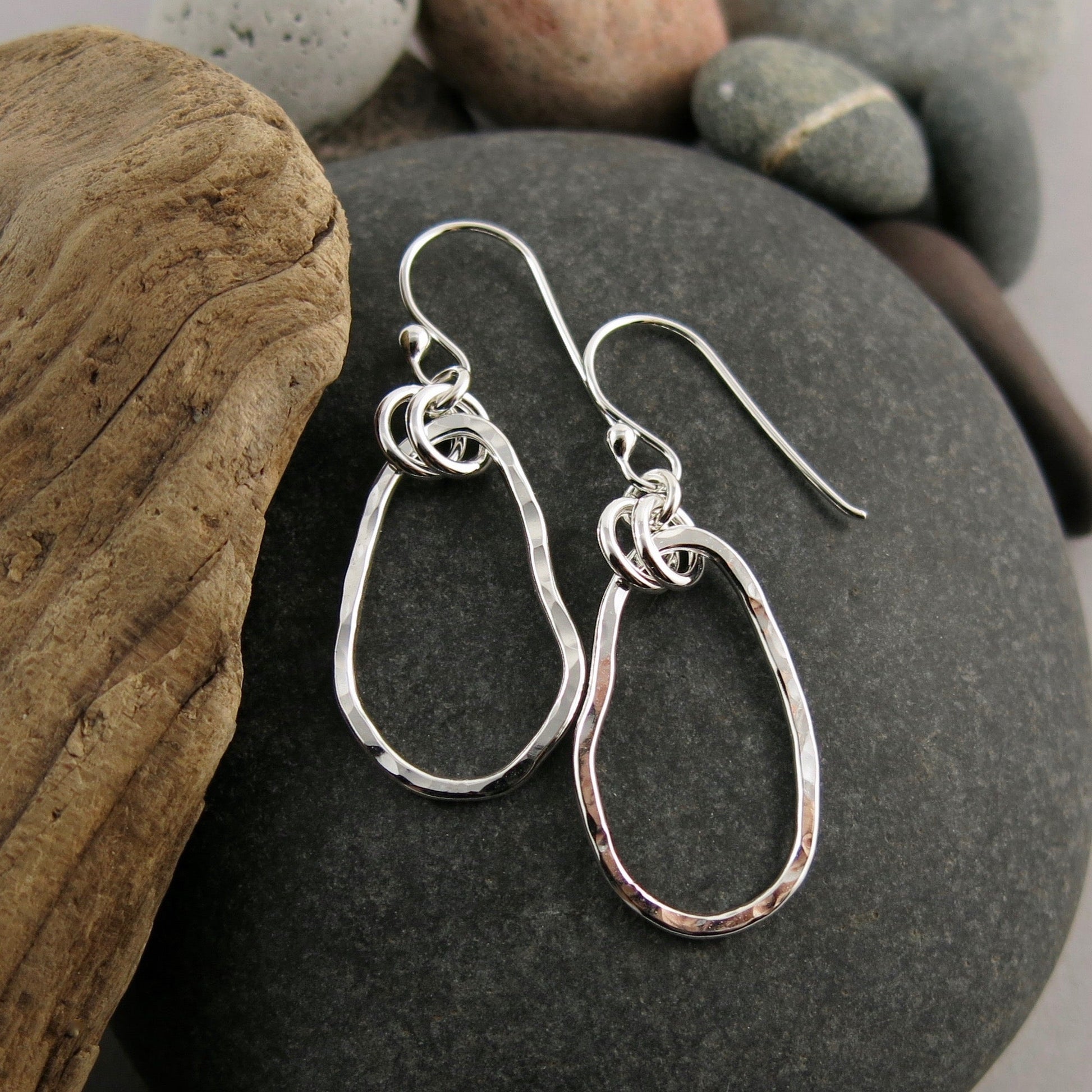 Boucles d'oreilles classiques Coast • Pendantes en argent sterling texturées à marteau