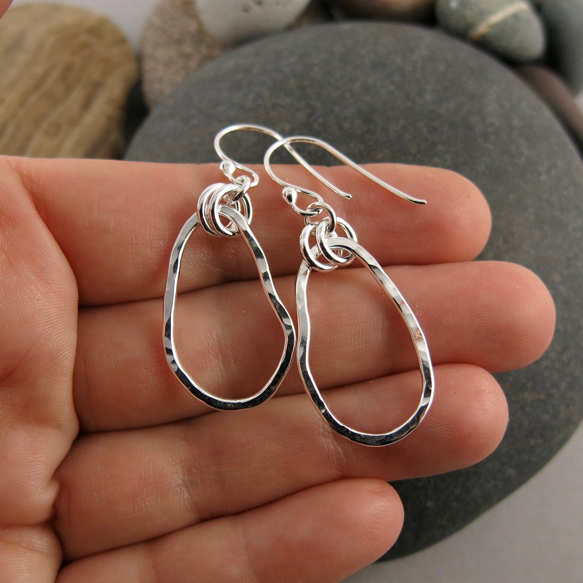 Boucles d'oreilles classiques Coast • Pendantes en argent sterling texturées à marteau