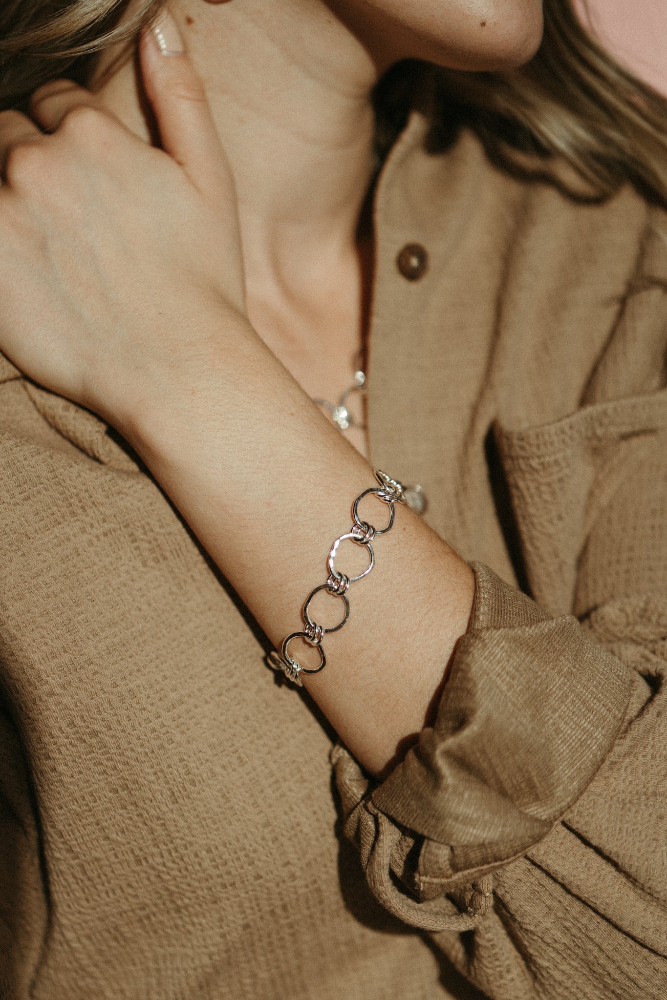 Bracelet Coast • Bracelet à maillons ajustable en argent sterling texturé à motif martelé