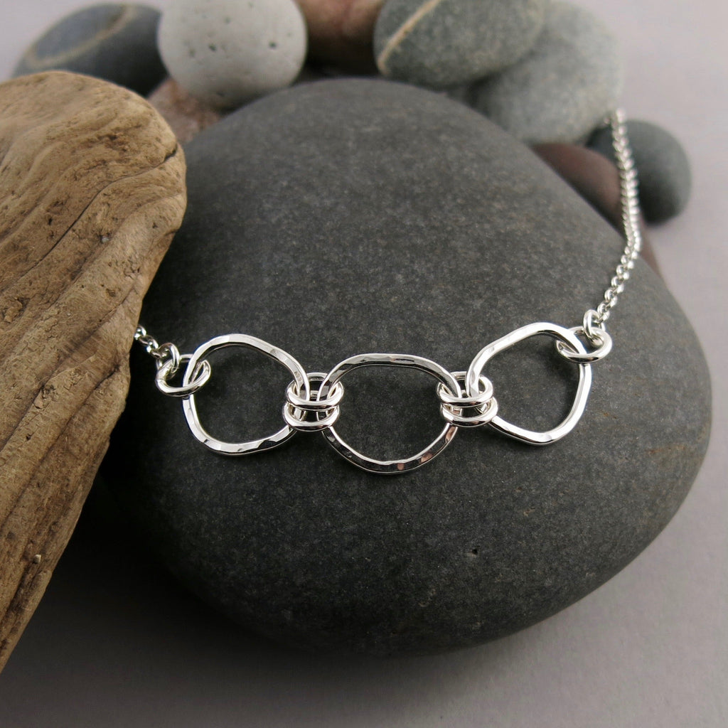 Collier Coast Trio • Collier focal en argent sterling à forme libre texturée au marteau avec chaîne Rolo