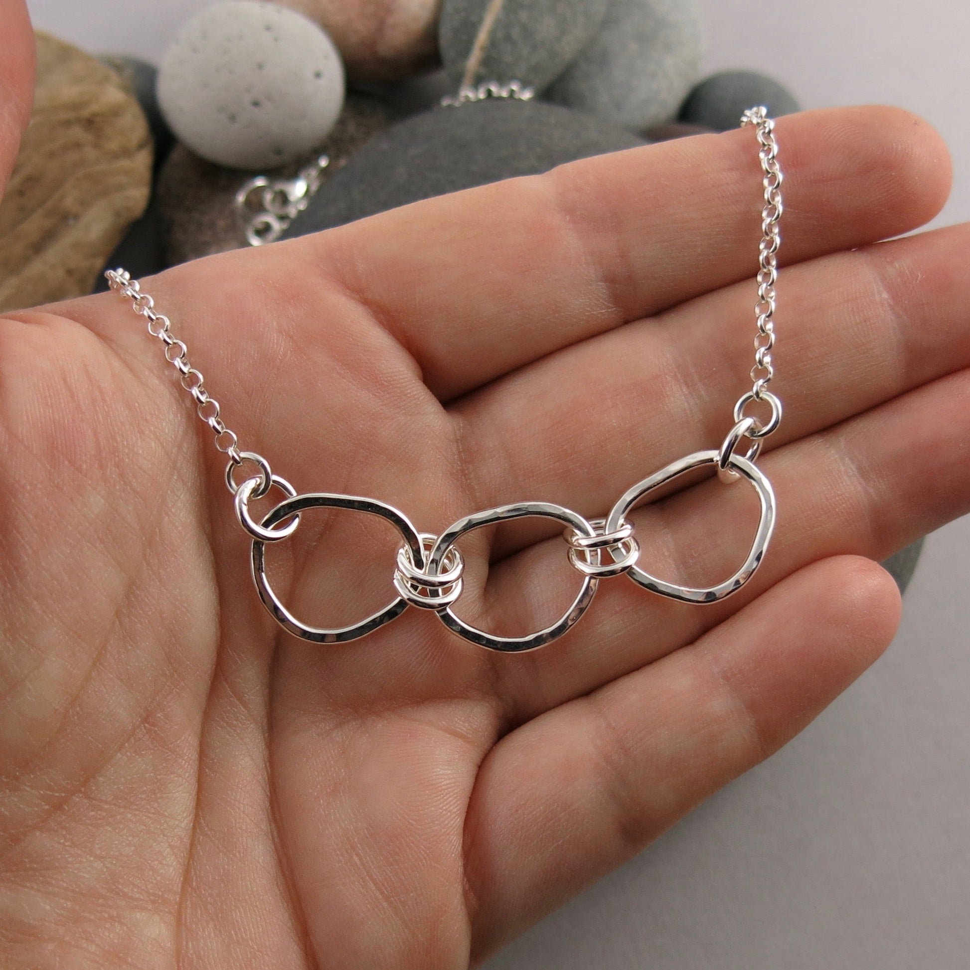 Collier Coast Trio • Collier focal en argent sterling à forme libre texturée au marteau avec chaîne Rolo