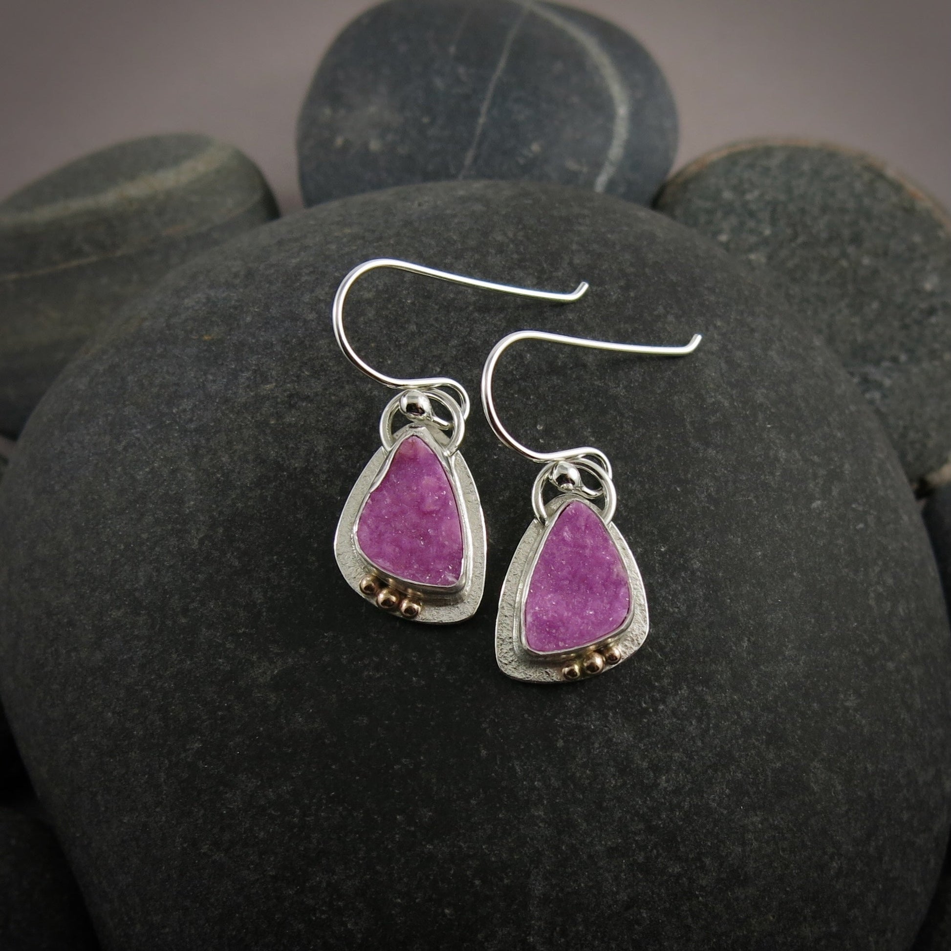 Boucles d'oreilles en calcite cobalt rose en argent et or • Collection Wild Earth