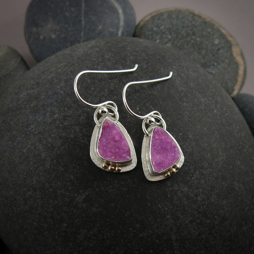 Boucles d'oreilles en calcite cobalt rose en argent et or • Collection Wild Earth
