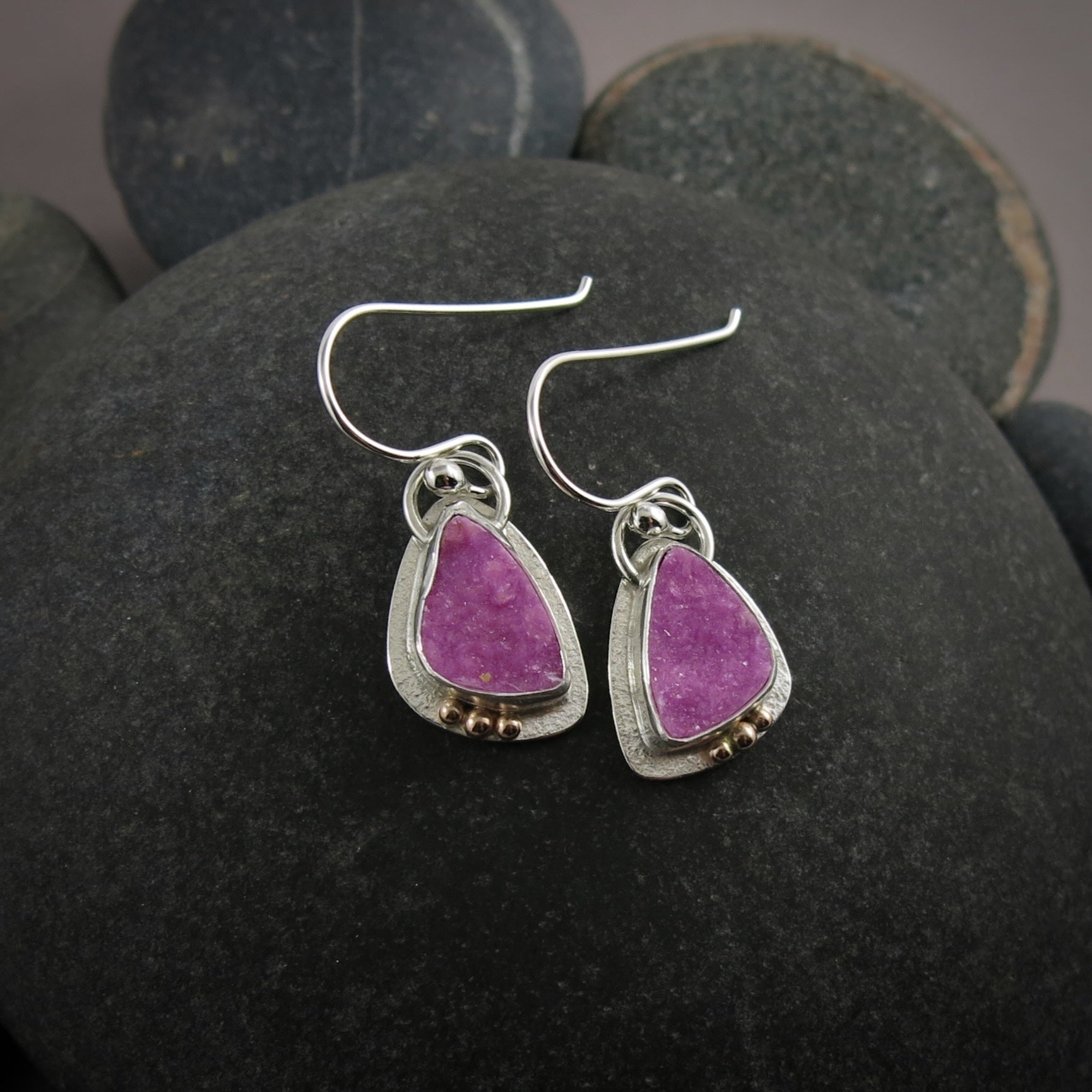 Boucles d'oreilles en calcite cobalt rose en argent et or • Collection Wild Earth