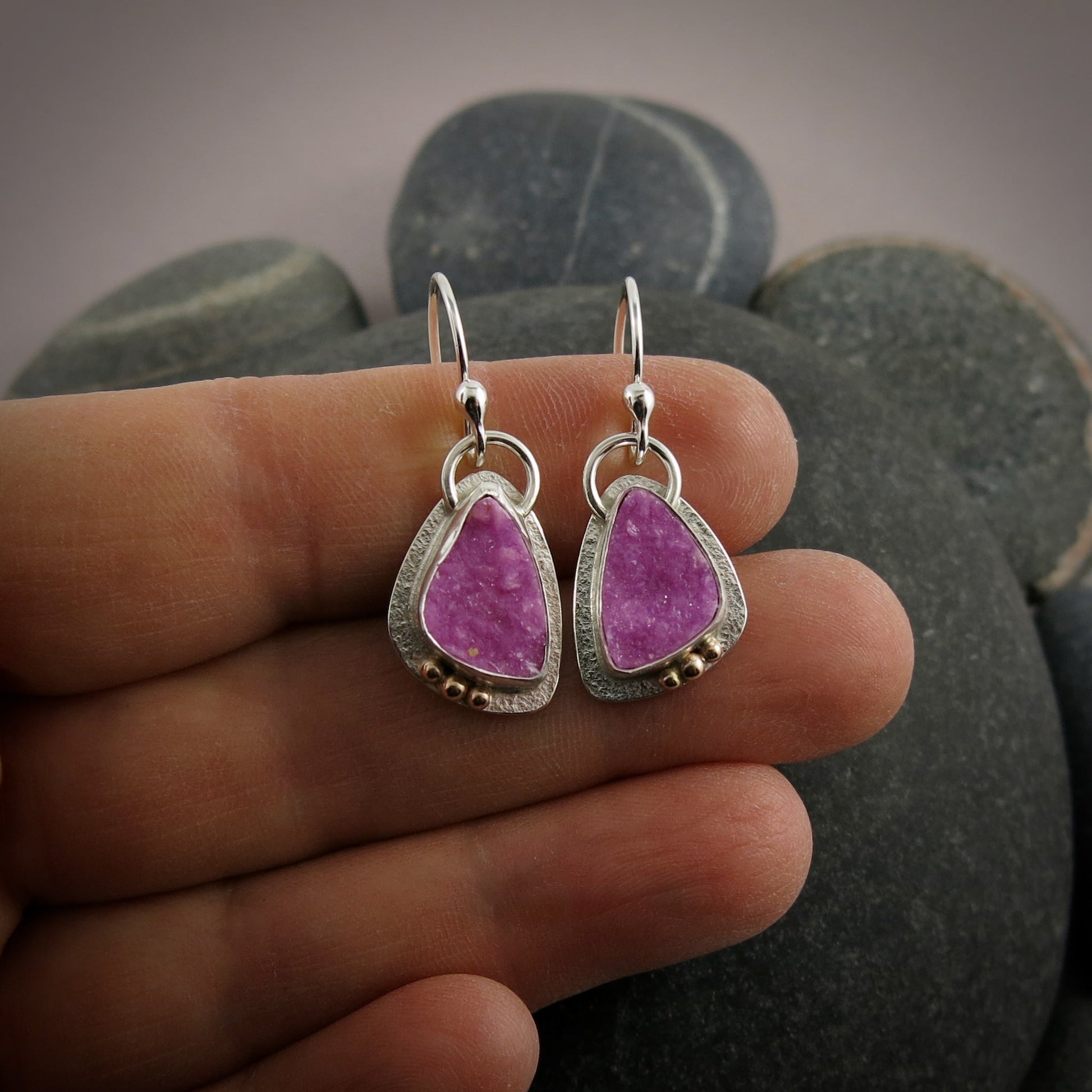 Boucles d'oreilles en calcite cobalt rose en argent et or • Collection Wild Earth