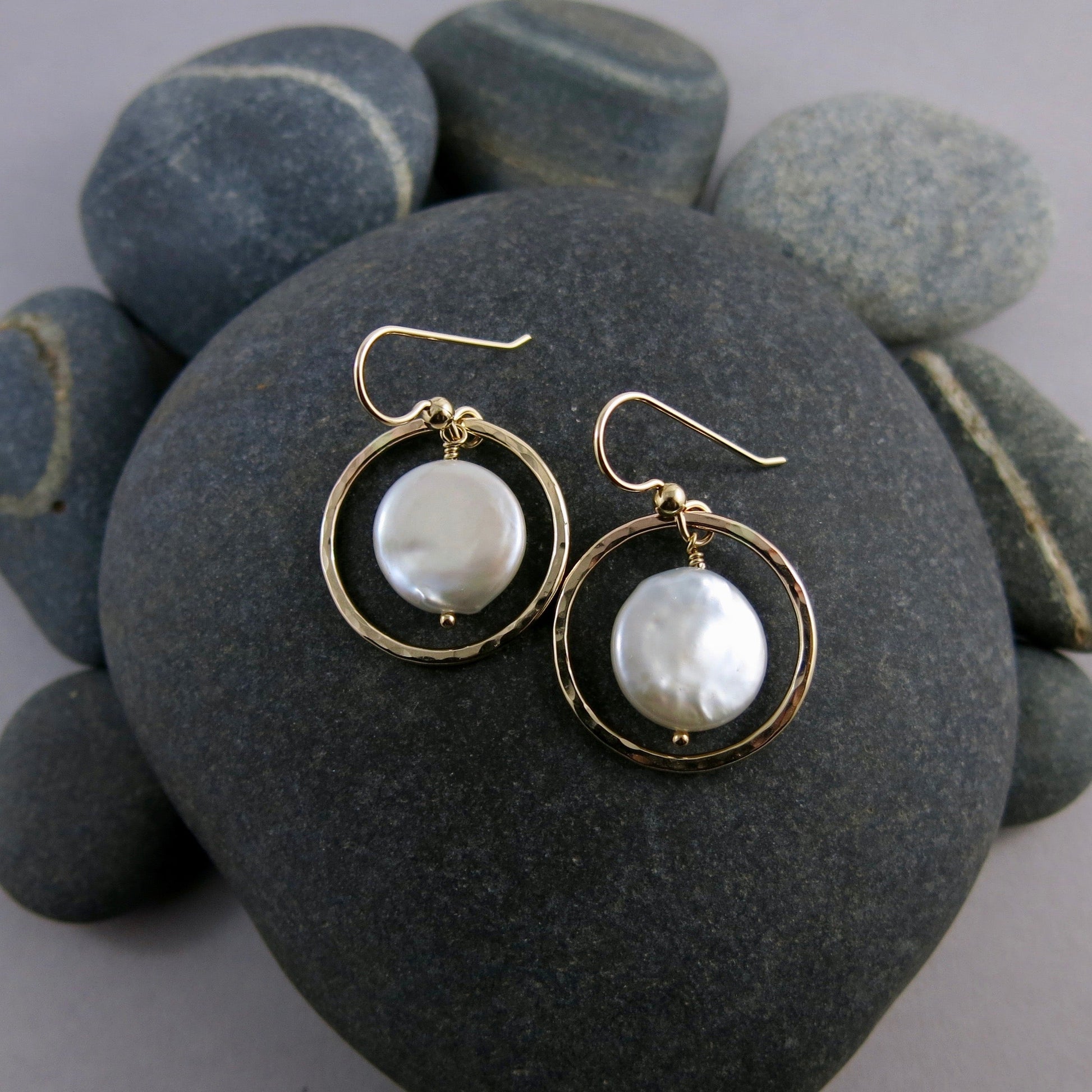 Boucles d'oreilles en perles et pièces d'or • Pendentifs en perles et pièces de monnaie dans des cercles ouverts texturés en or