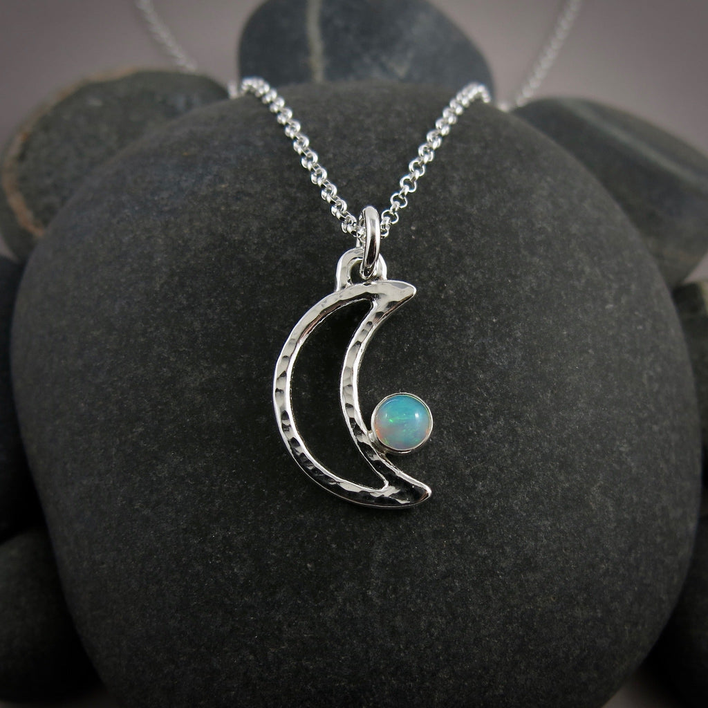 Collier croissant de lune en opale Welo • Argent sterling • Collection Opulent Opals