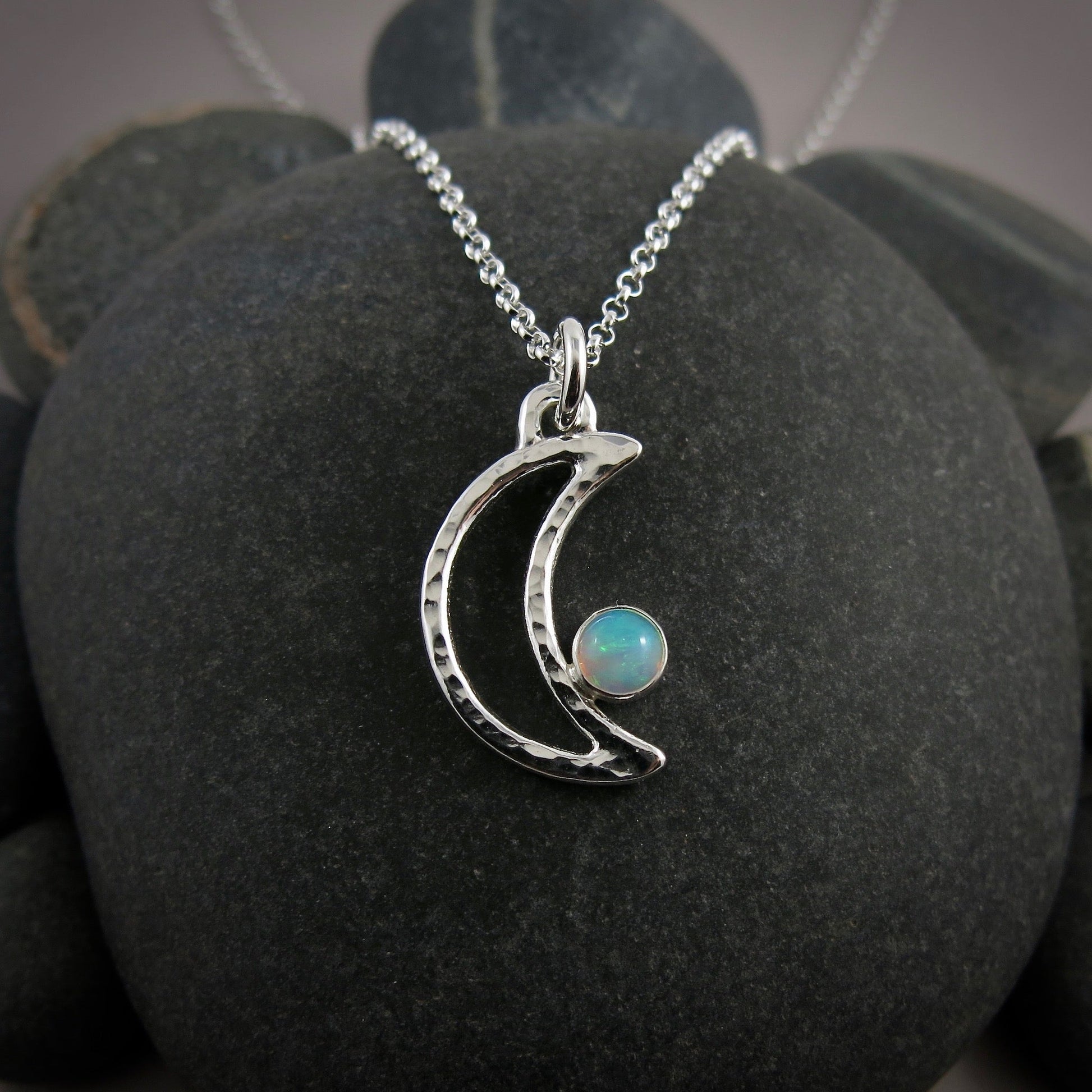 Collier croissant de lune en opale Welo • Argent sterling • Collection Opulent Opals