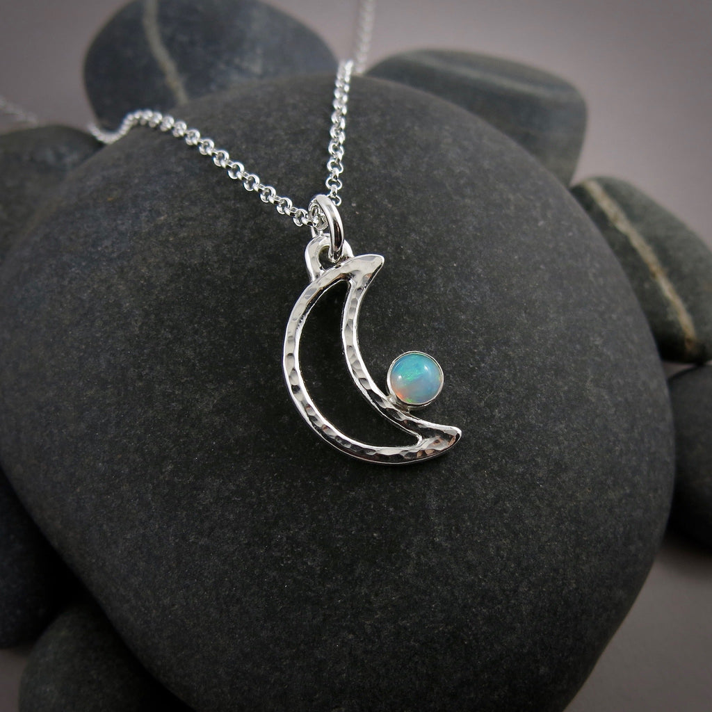 Collier croissant de lune en opale Welo • Argent sterling • Collection Opulent Opals