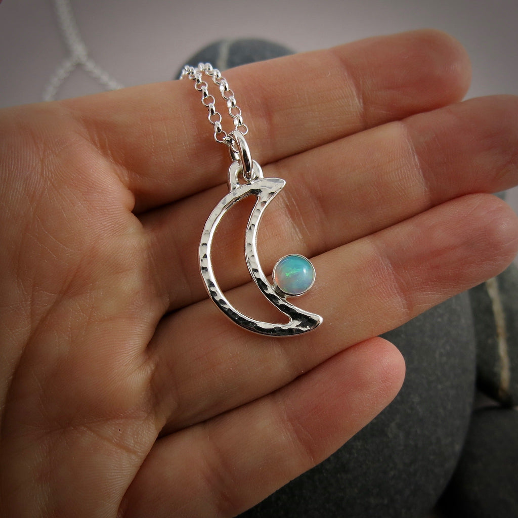 Collier croissant de lune en opale Welo • Argent sterling • Collection Opulent Opals