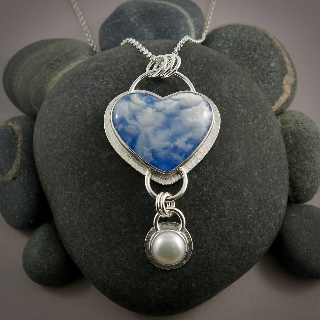 Pendentif Daydream III • Pendentif en forme de cœur avec des nuages ​​blancs duveteux et un pendentif en perle blanche • Argent sterling