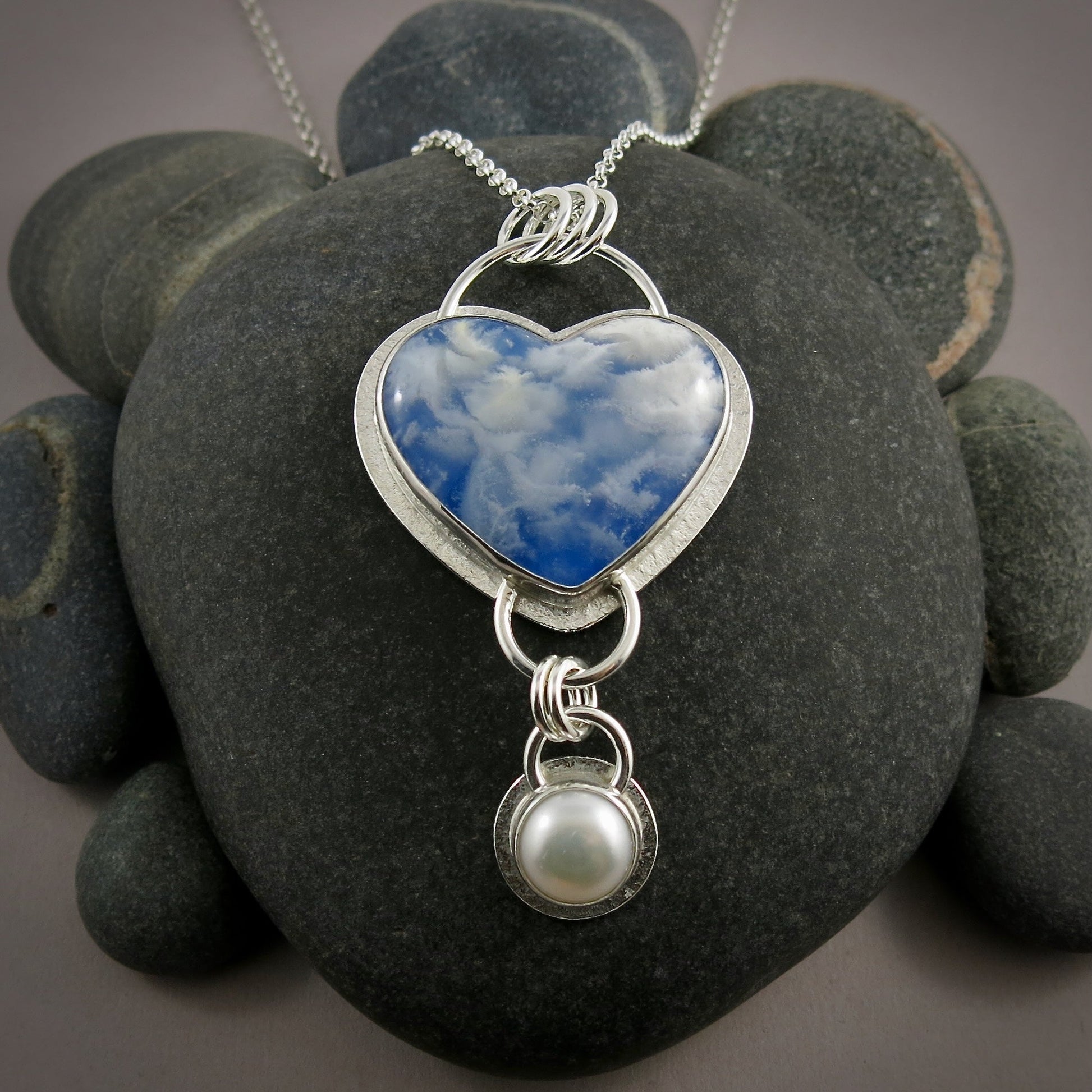 Pendentif Daydream III • Pendentif en forme de cœur avec des nuages ​​blancs duveteux et un pendentif en perle blanche • Argent sterling