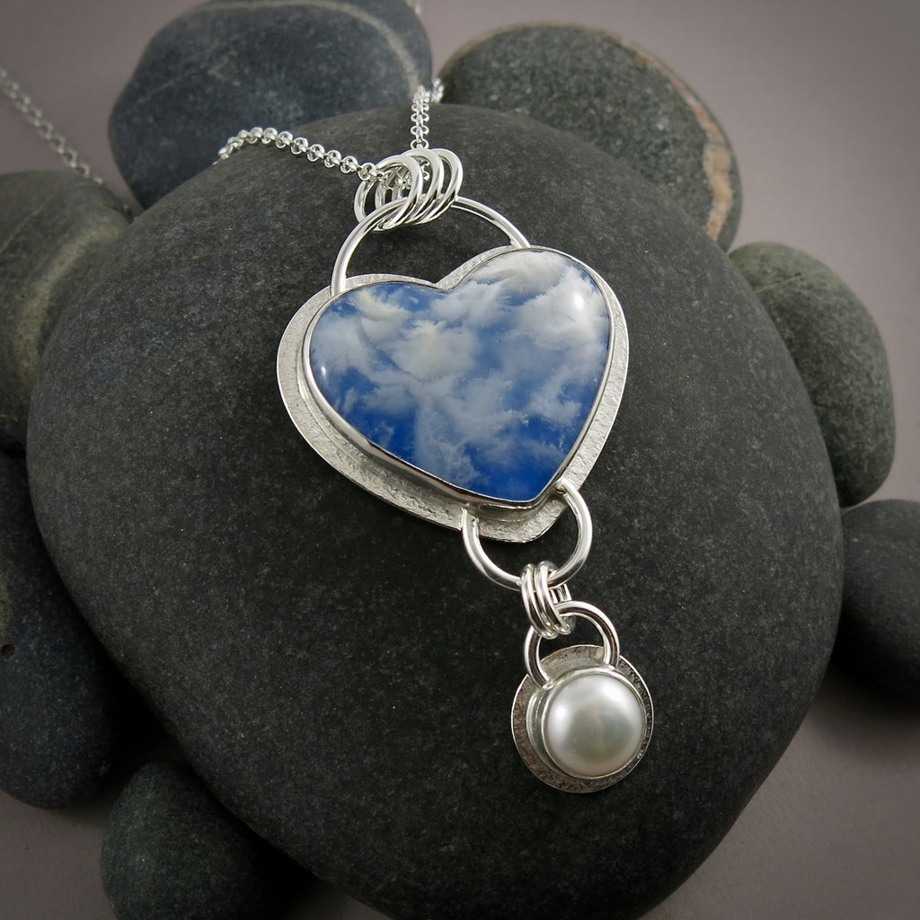 Pendentif Daydream III • Pendentif en forme de cœur avec des nuages ​​blancs duveteux et un pendentif en perle blanche • Argent sterling